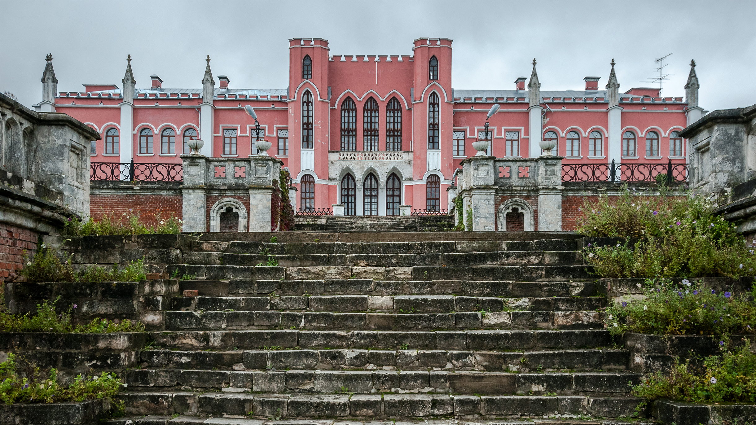 Заброшенный дворец в Польше