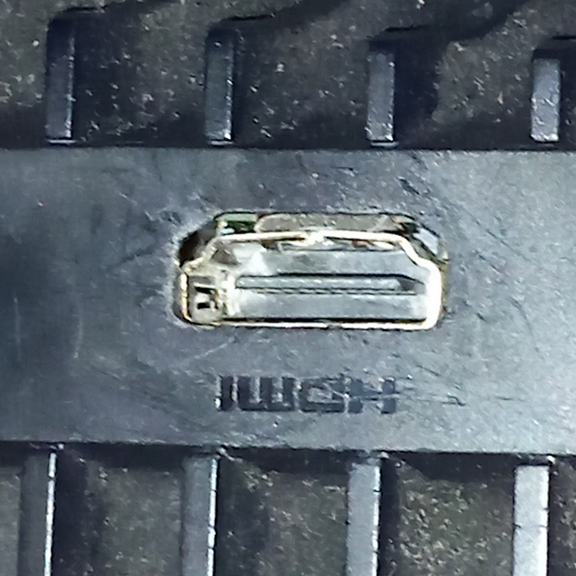 Экстремальный случай расшатанного HDMI⁠-⁠входа, который вываливается из корпуса. Надежного подключения от такого можно не ждать. Источник: X4V13N / Reddit