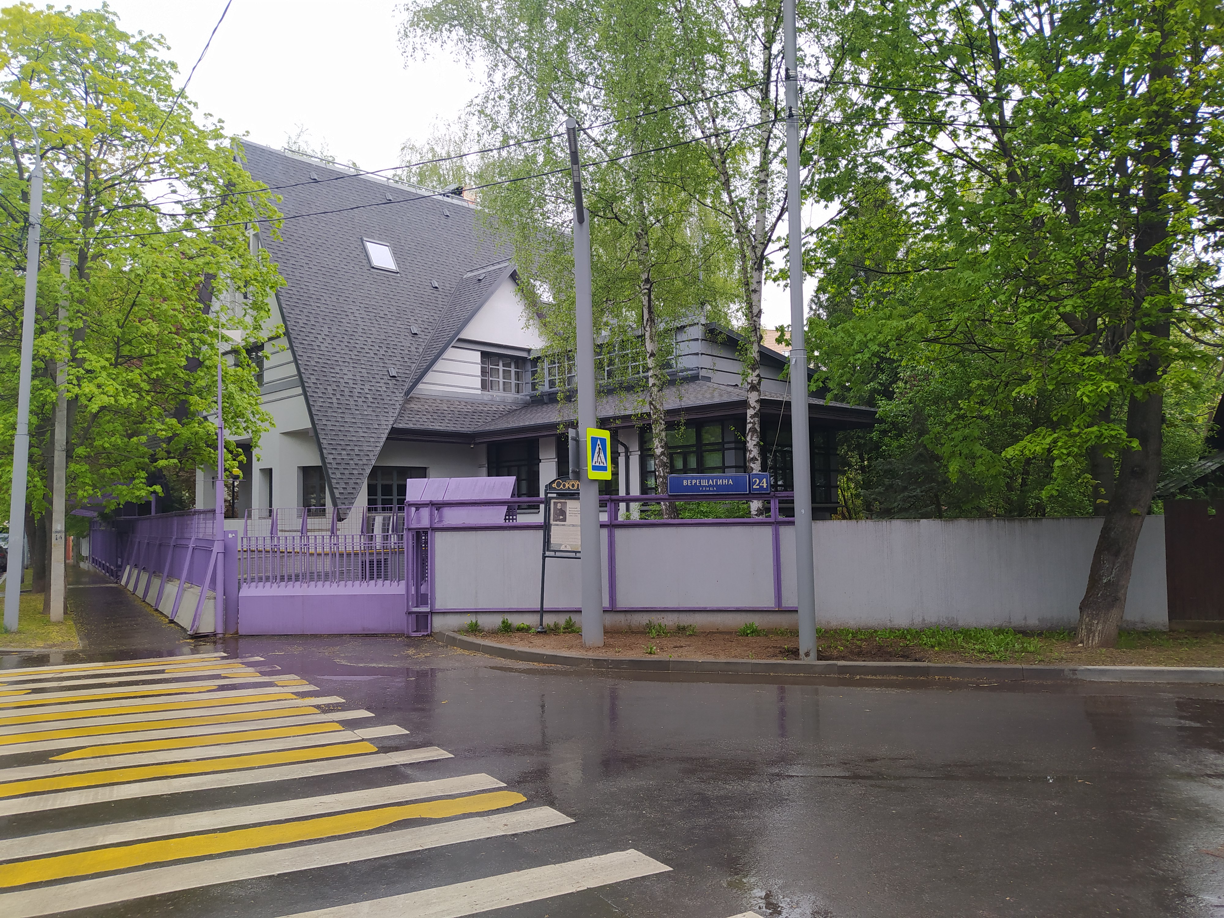 «Оазис загородной жизни посреди Москвы»: почему стоит посетить поселок Сокол
