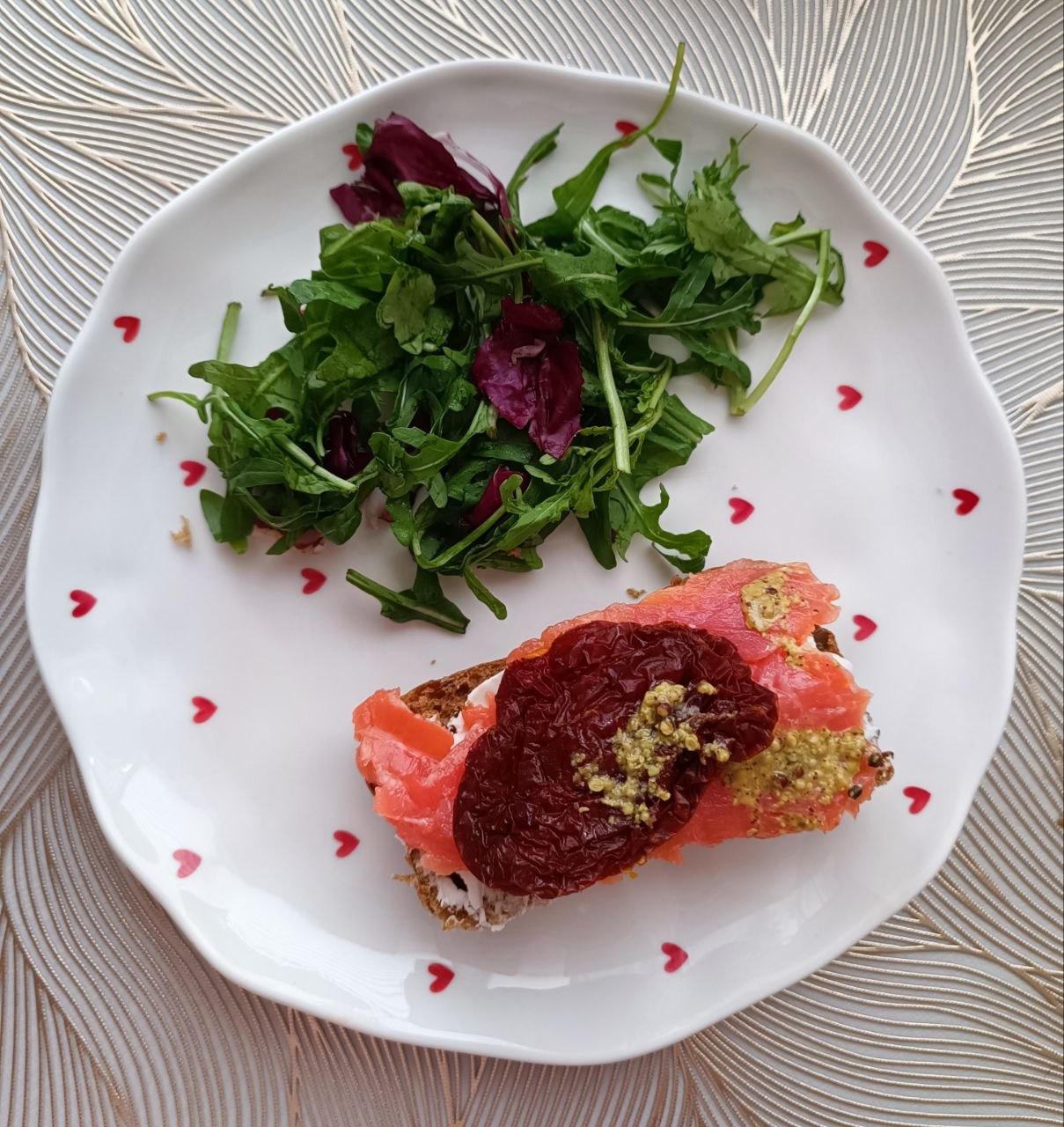 Мой завтрак: тост с форелью, творожным сыром, вялеными томатами и руколой