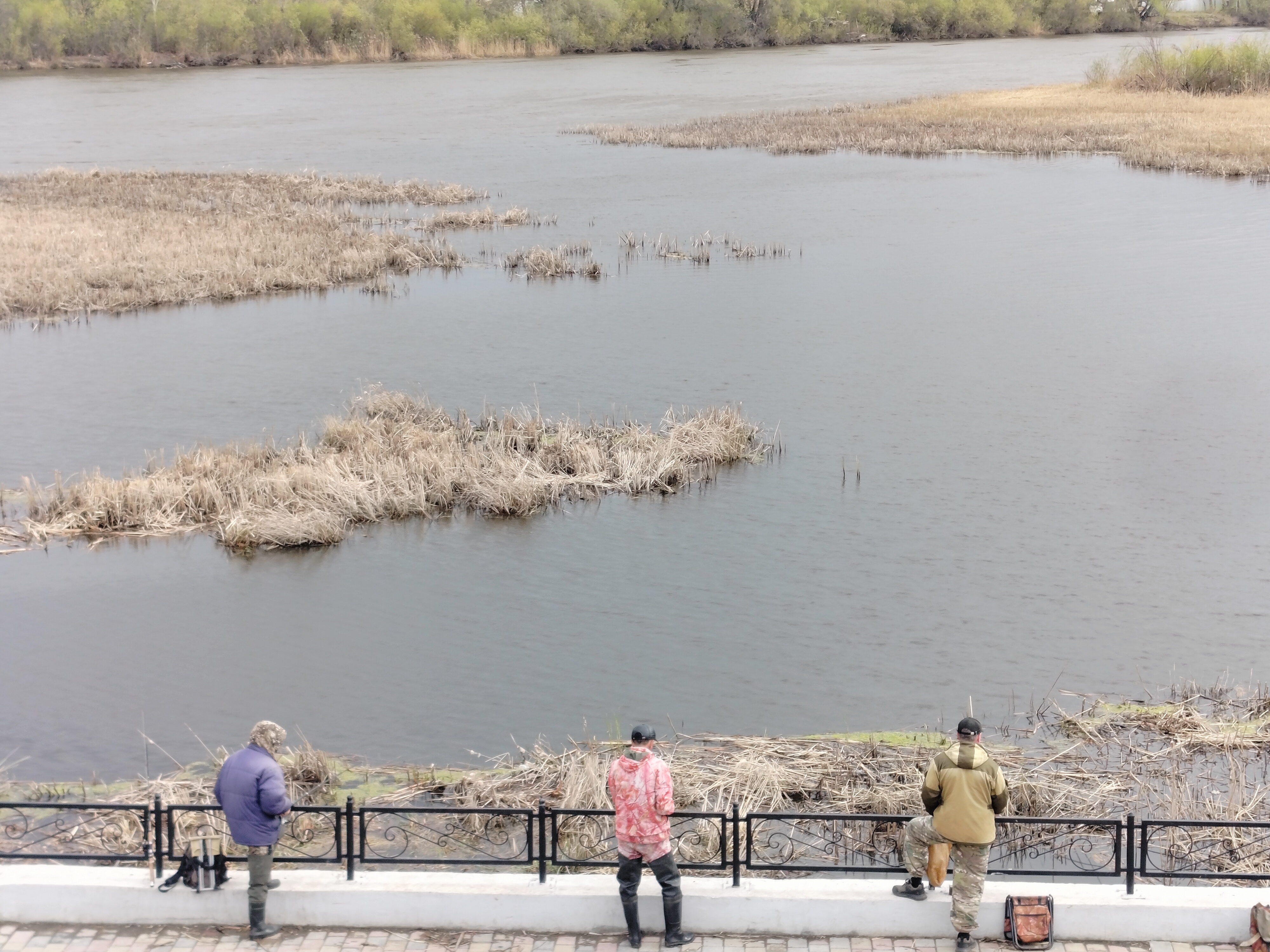 Съемка воды: рыбаки на набережной Кургана