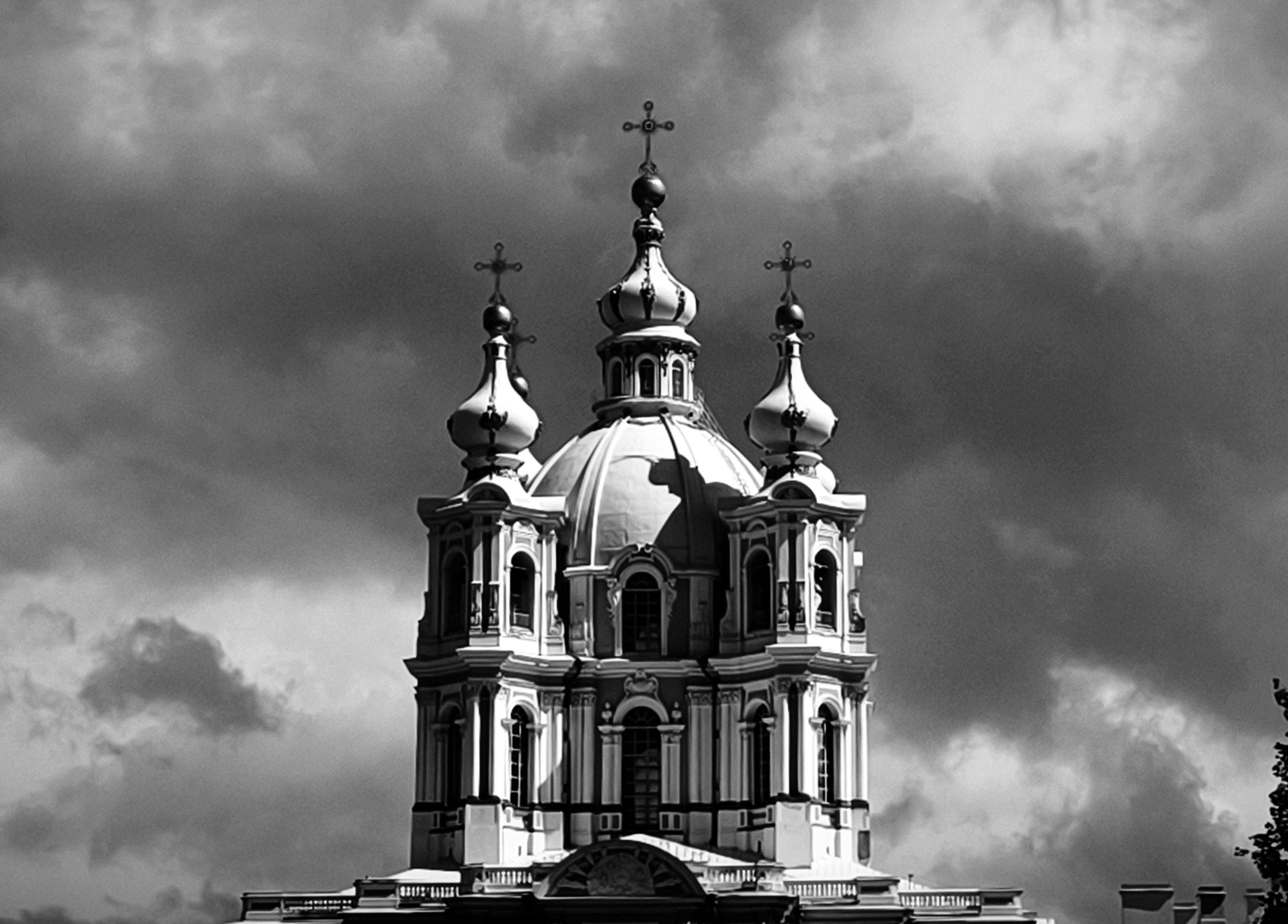 Съемка ч/б: верхушка Смольного