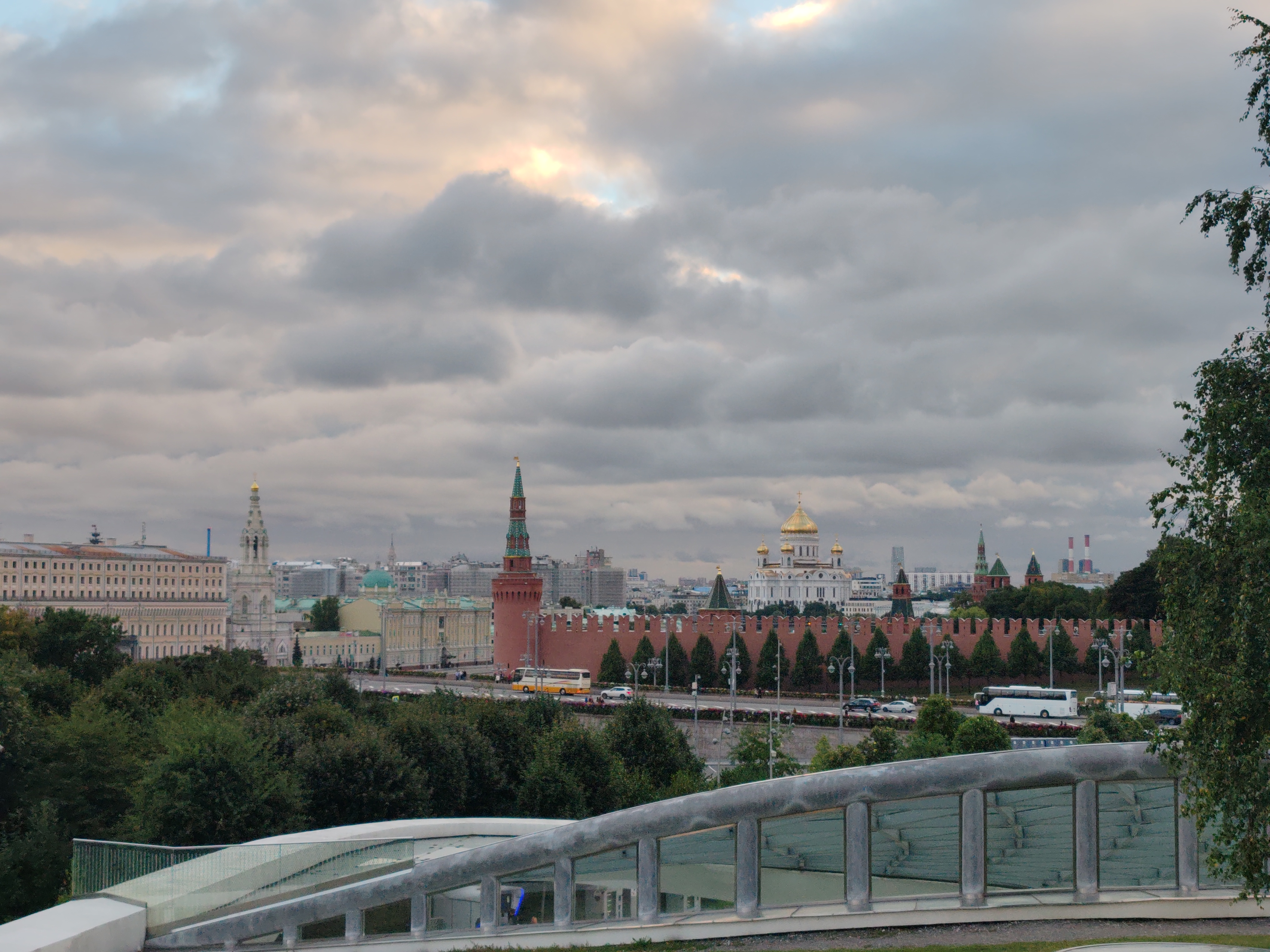 Фотоальбом: как я провела дождливый вечер в парке «Зарядье» в Москве