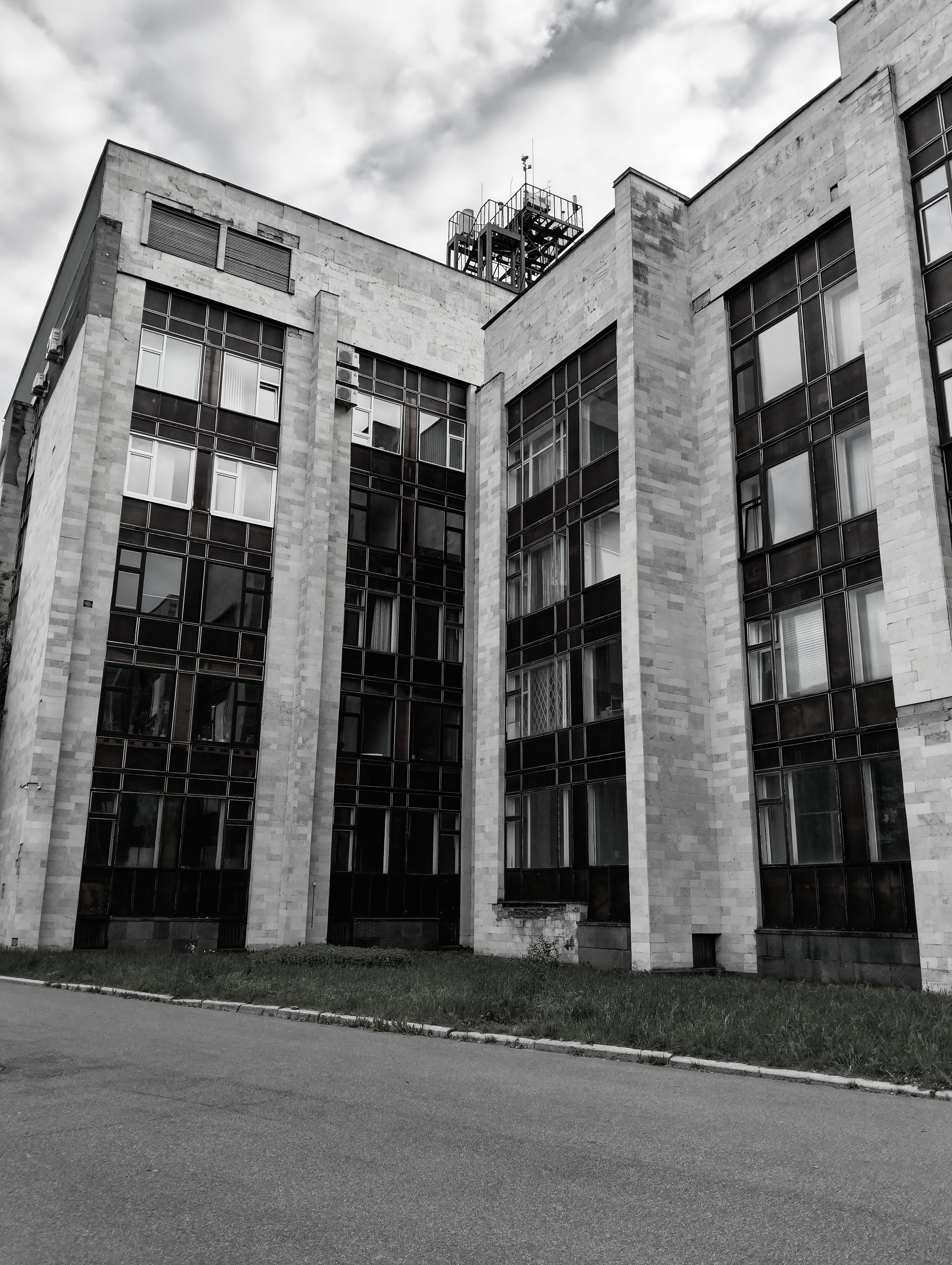 Съемка ч/б: лестница к облакам
