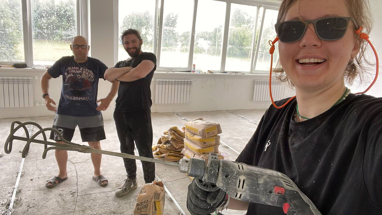 «Никогда раньше такого не делала»: как учителя и ученики организуют ремонт в школах