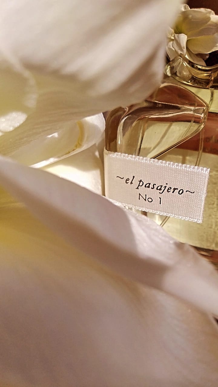 Духи, экстракты, парфюмерная и туалетная вода: где искать стойкость, а где шлейф