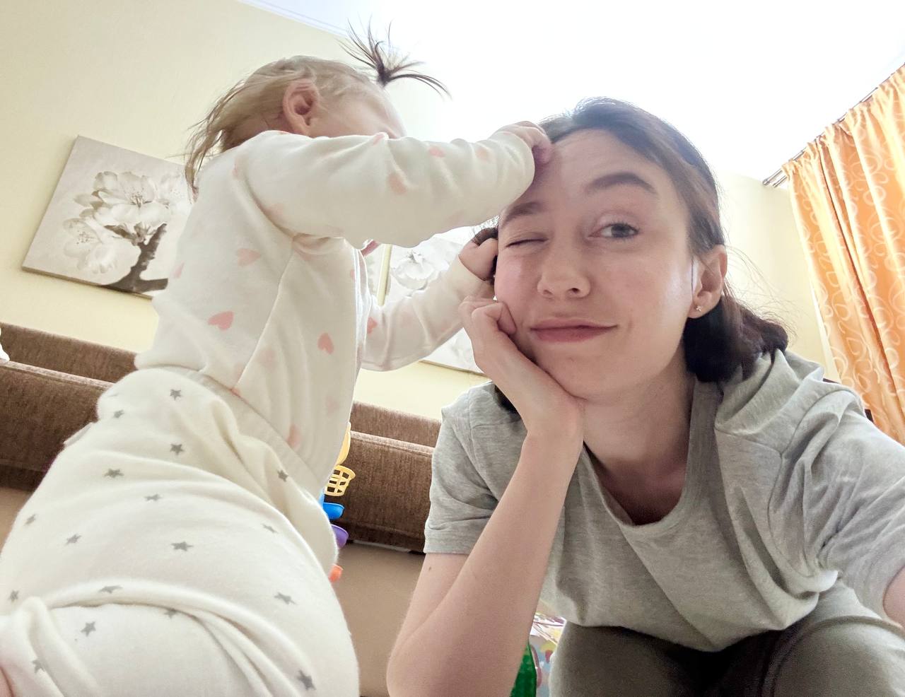 Как я начала делать планку каждый день рядом с дочкой на детском коврике