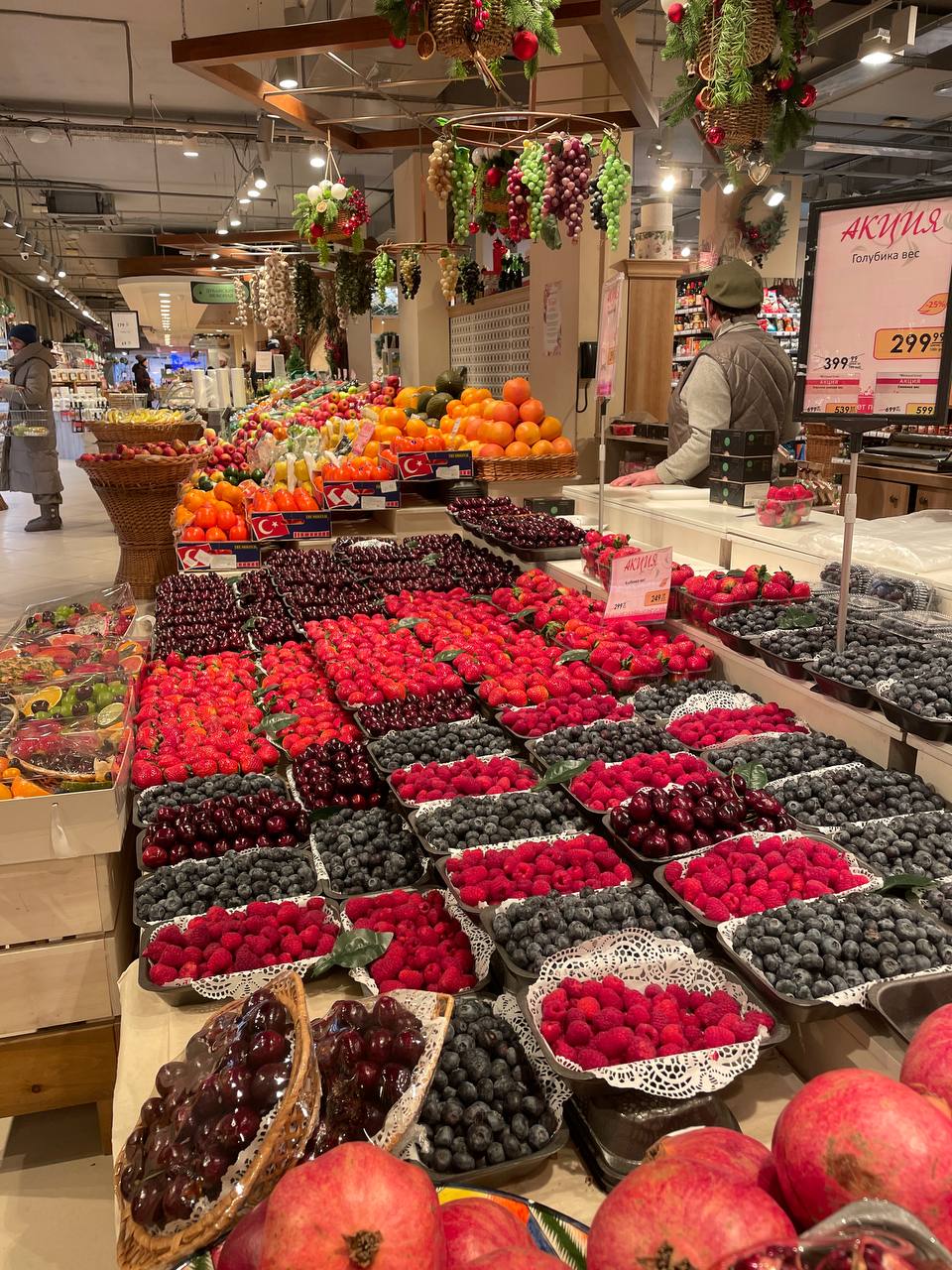 Почему в московских магазинах часто продают некачественные продукты?