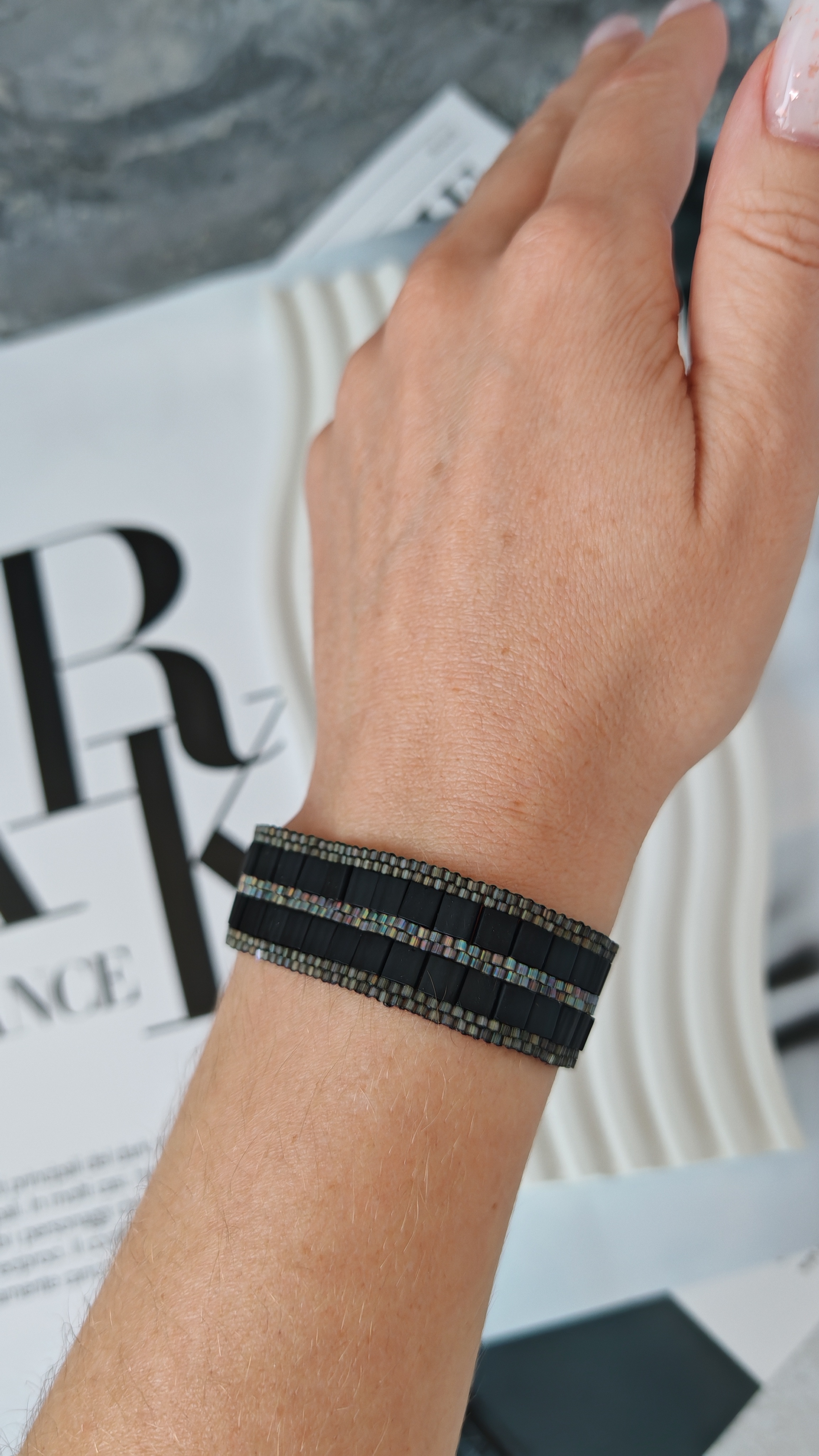 Ручная работа: браслет из матового бисера в обрамлении сатина