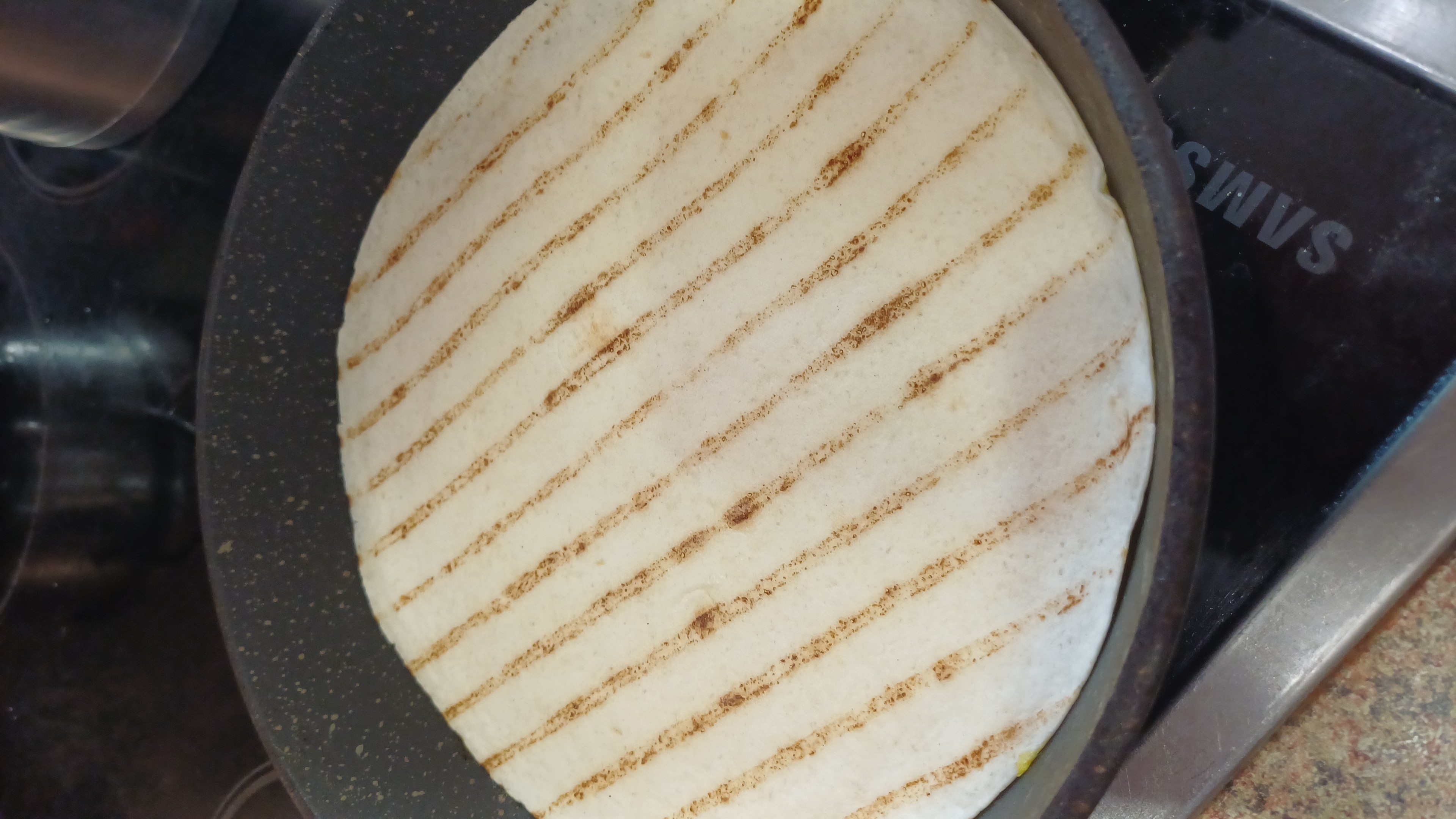 Мой завтрак: быстрая лепешка с яйцом, сыром и чоризо