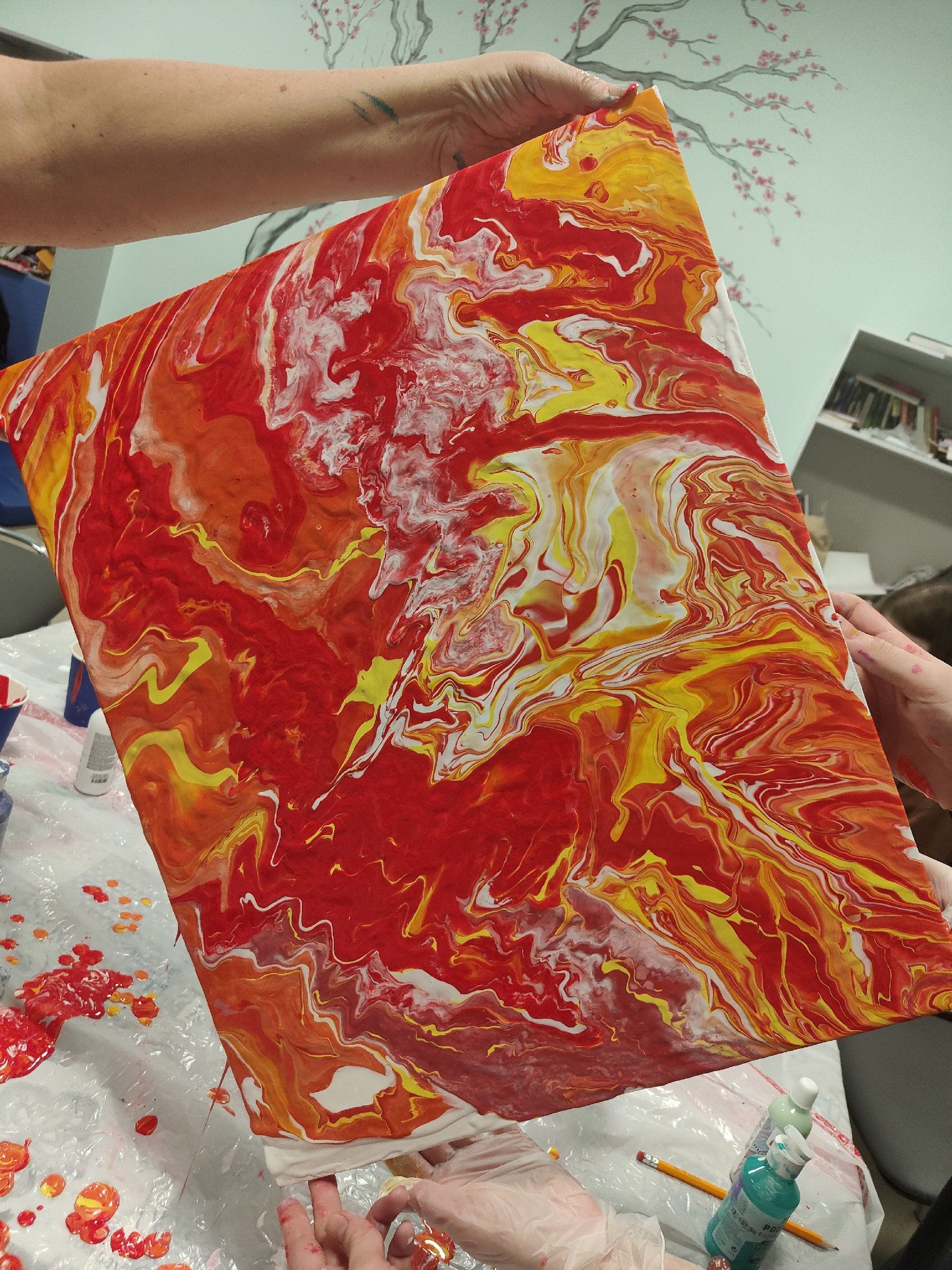 Как техника флюид-арт становится терапией в больничных стенах