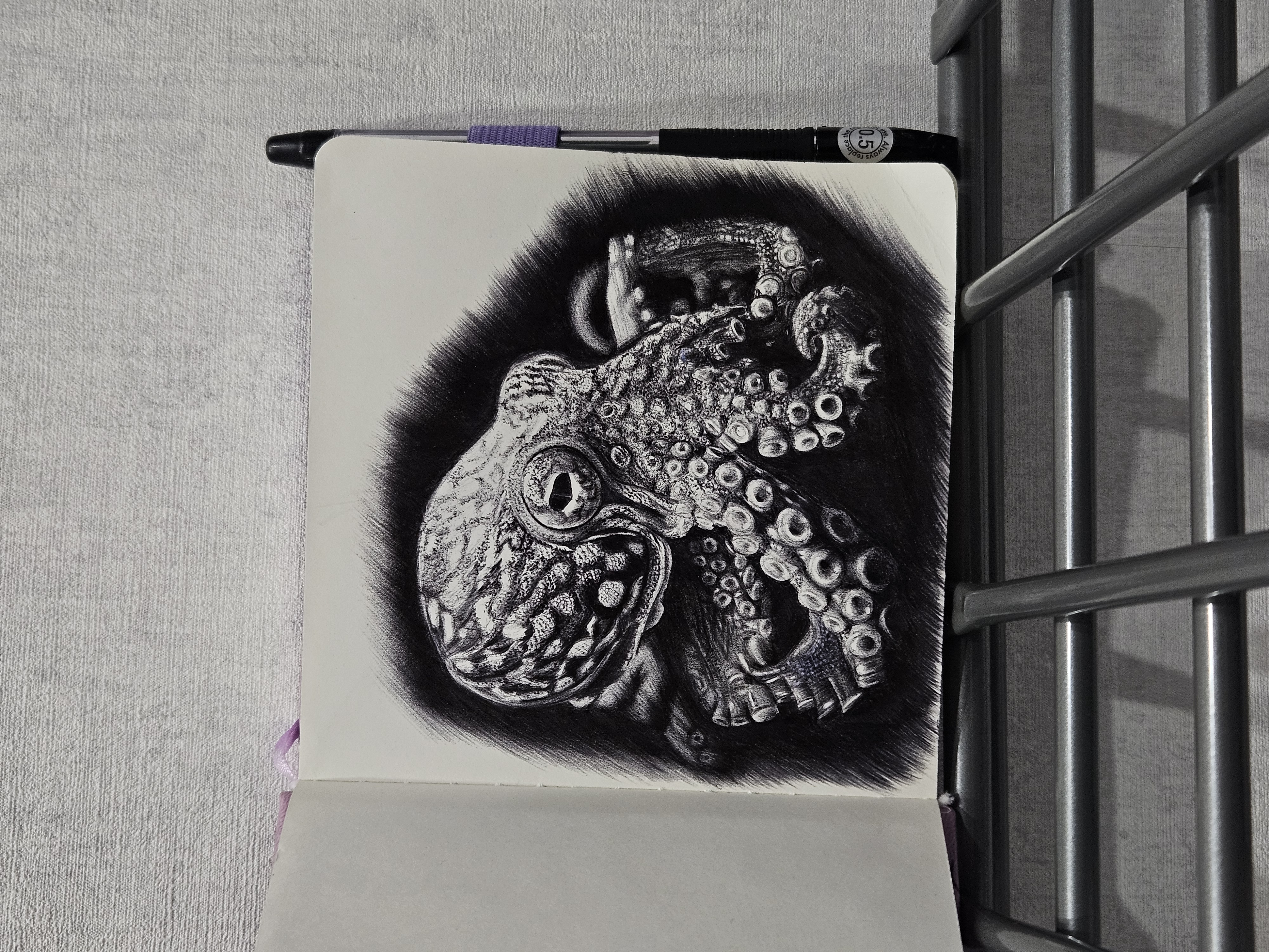 Мой рисунок: осьминог черной шариковой ручкой