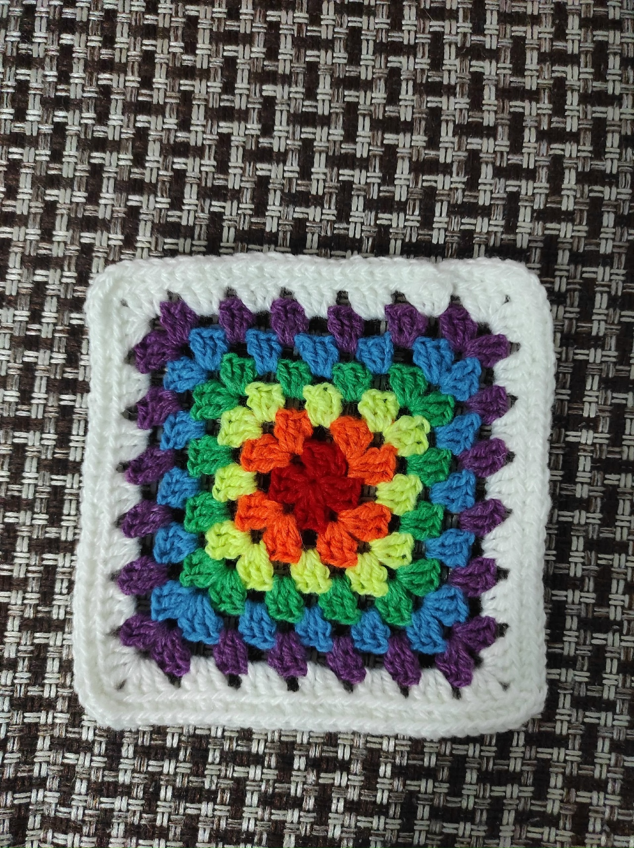 Ручная работа: удлиненный жилет без рукавов методом «бабушкиных квадратов»