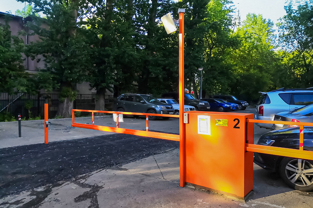 Как грамотно решить вопрос с открытием шлагбаумов на территории ЖК?