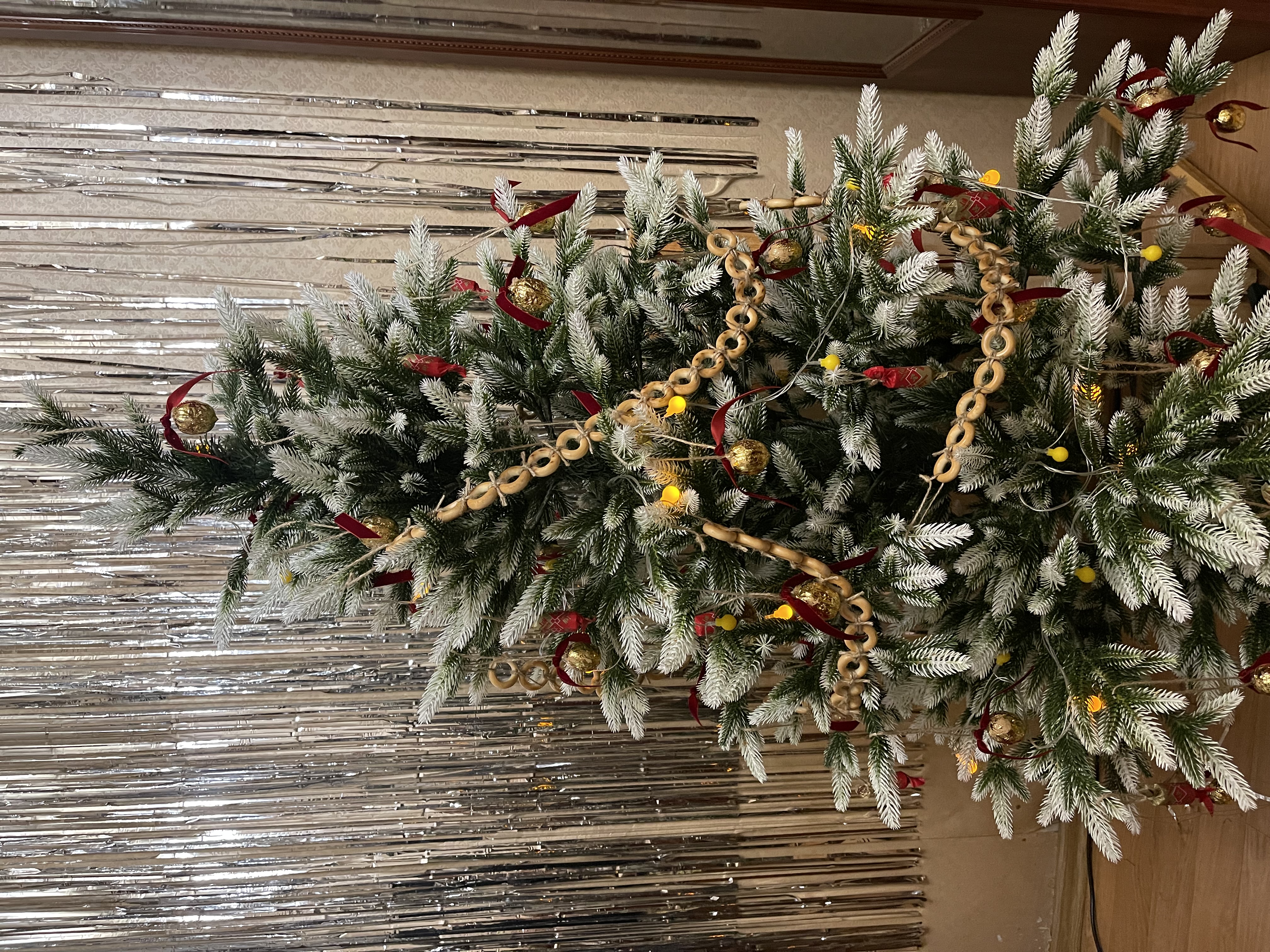 Ручная работа: украшения для елки из орехов, сушек и конфет