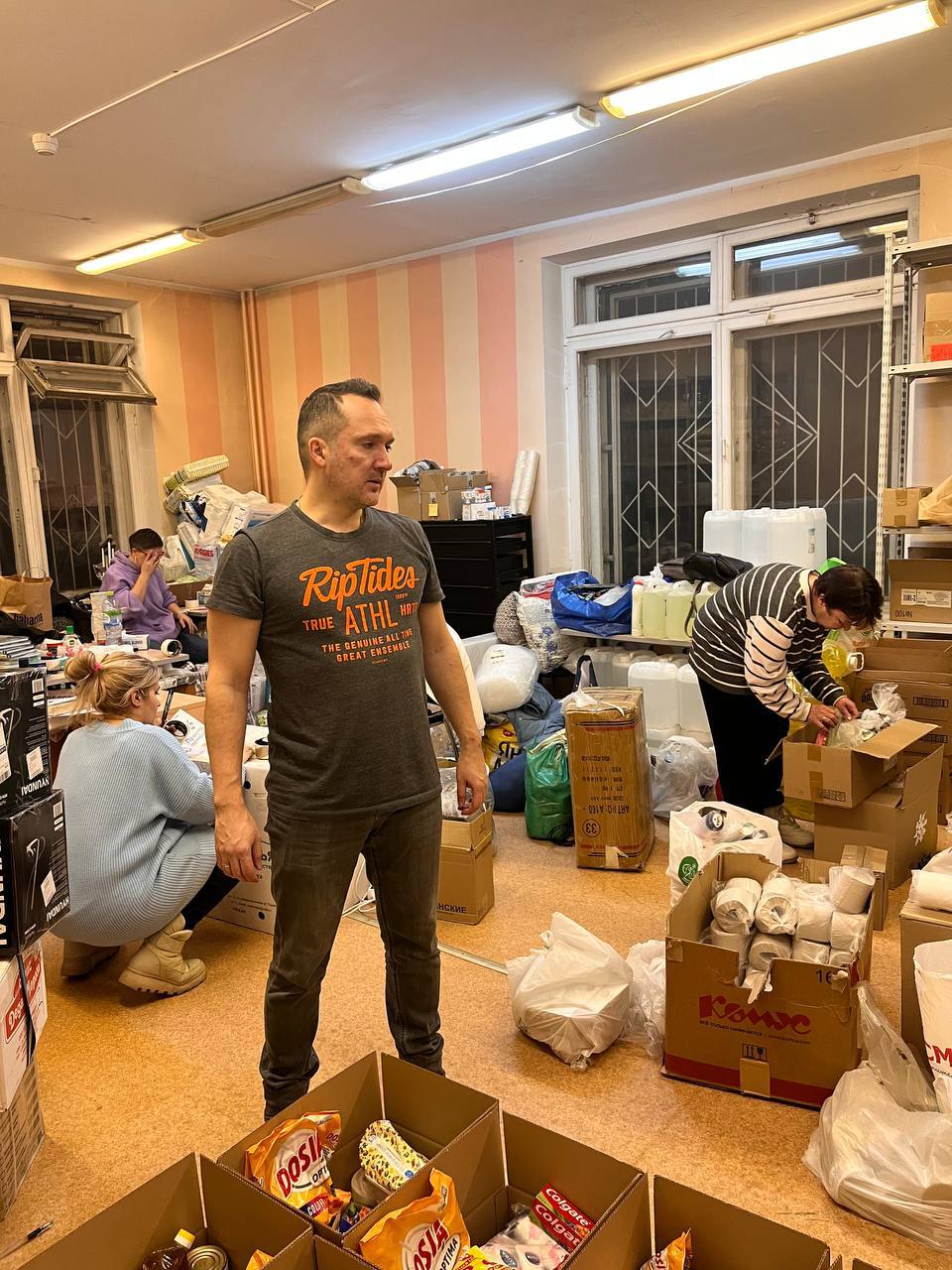 Как я помогаю на складе собирать коробочки добра