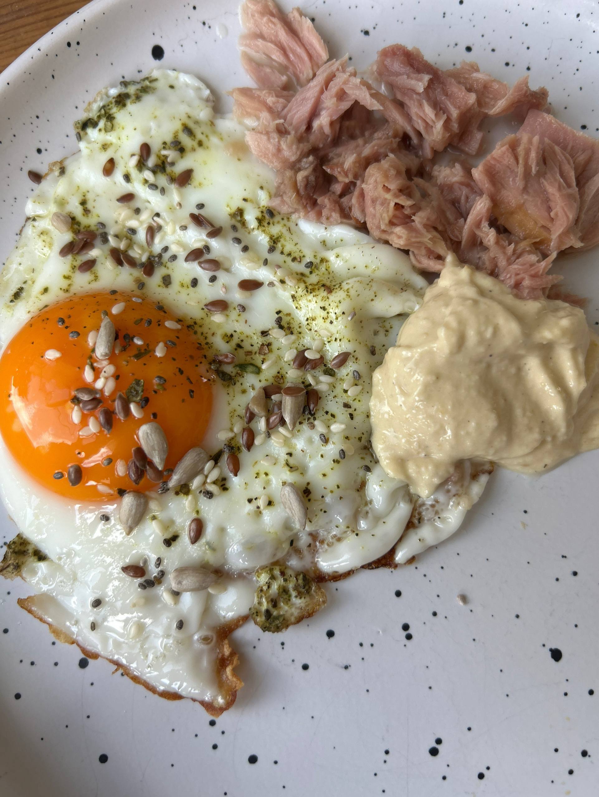 Мой завтрак: яичница с тунцом и хумусом