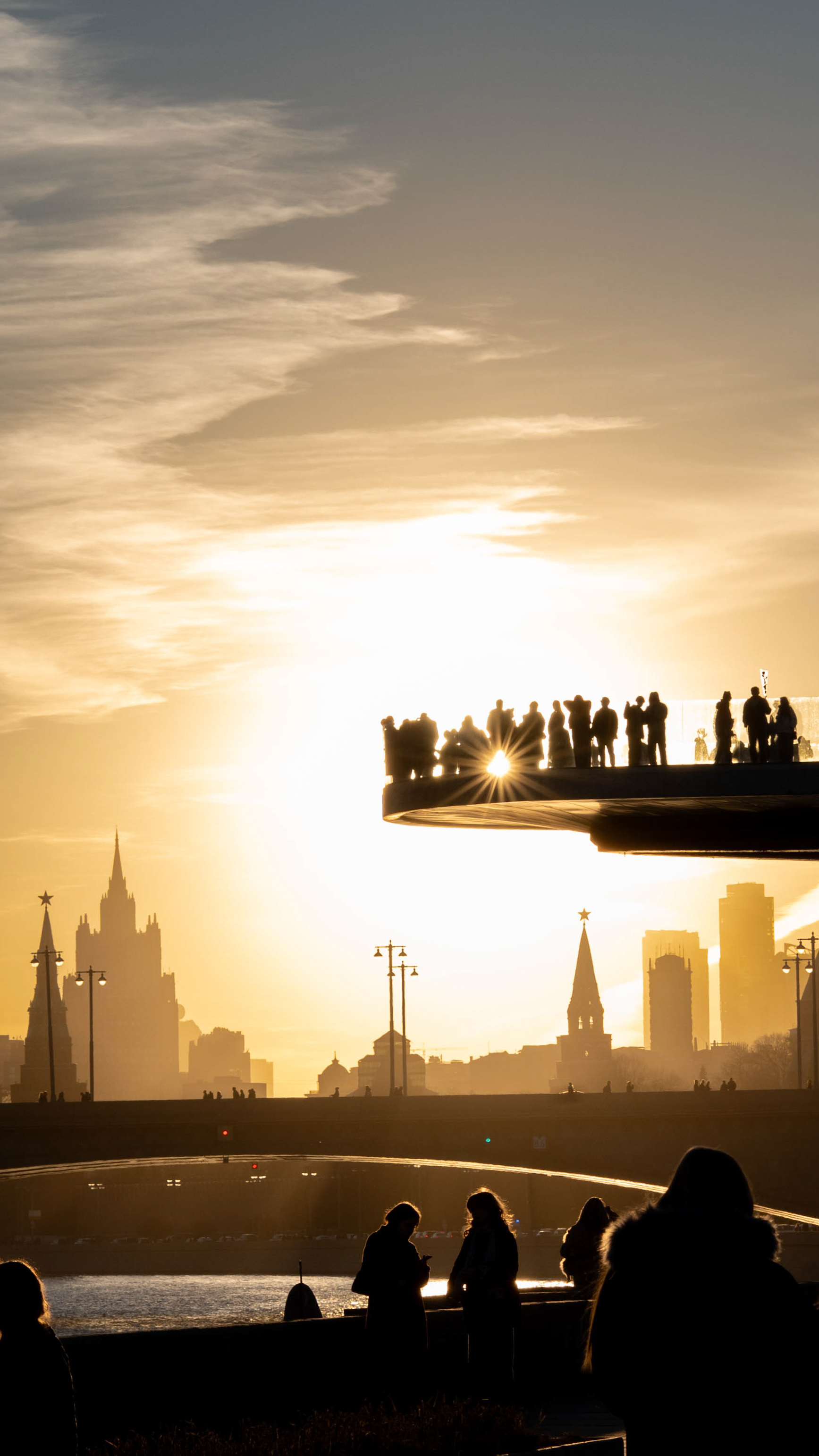 Счастливый момент: закат над городом