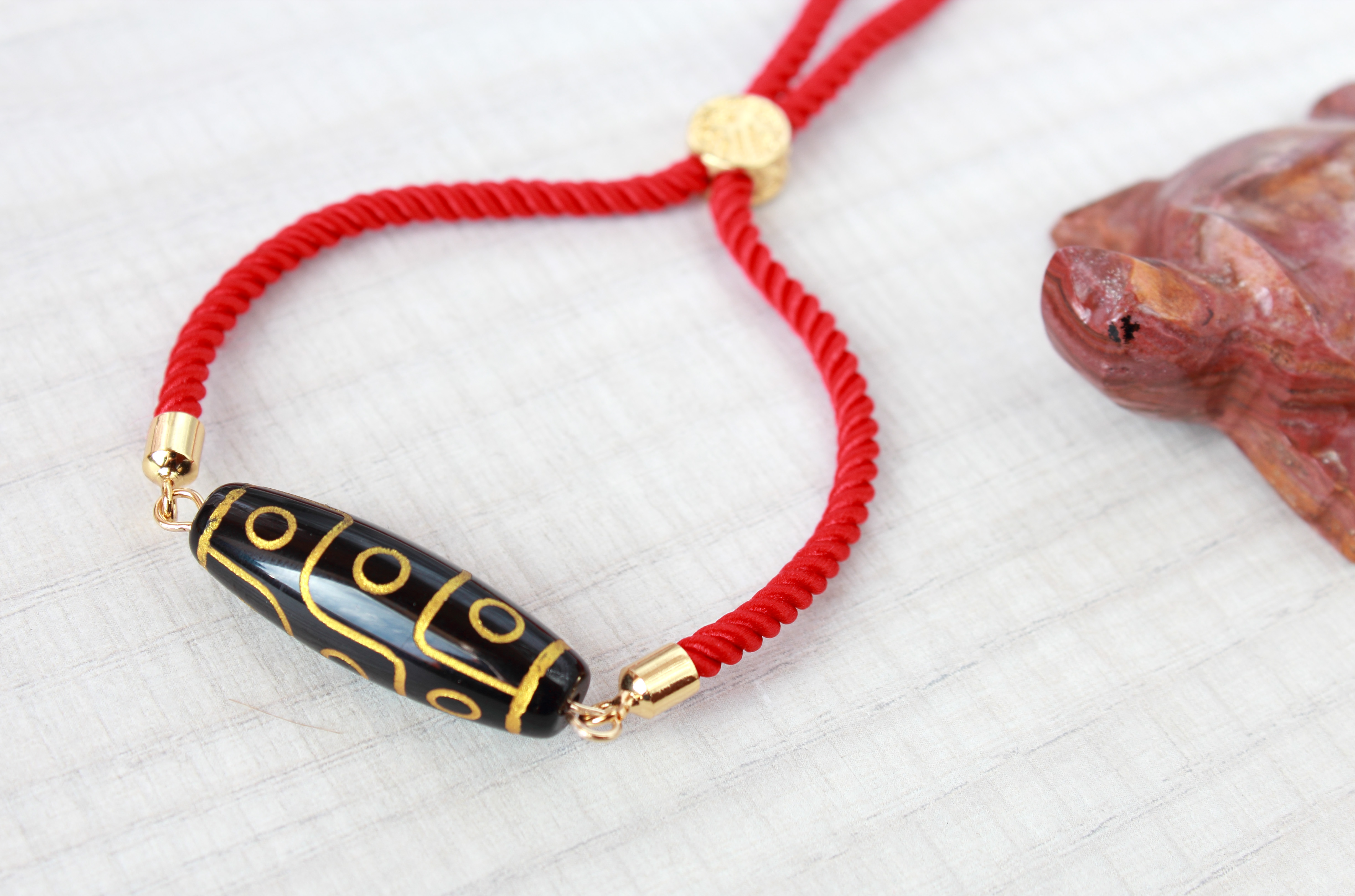 Ручная работа: регулируемый браслет с бусиной Dzi