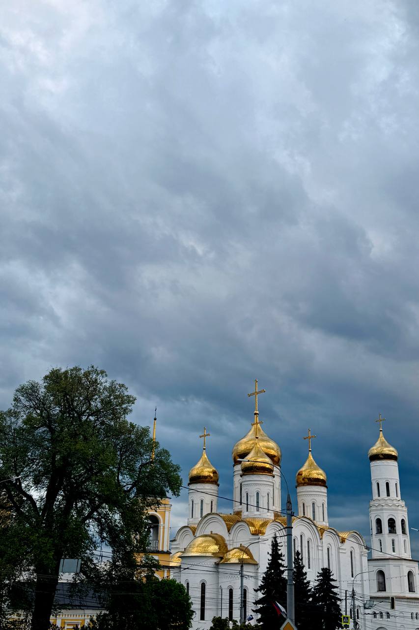 Съемка архитектуры: церковь при грозовом небе