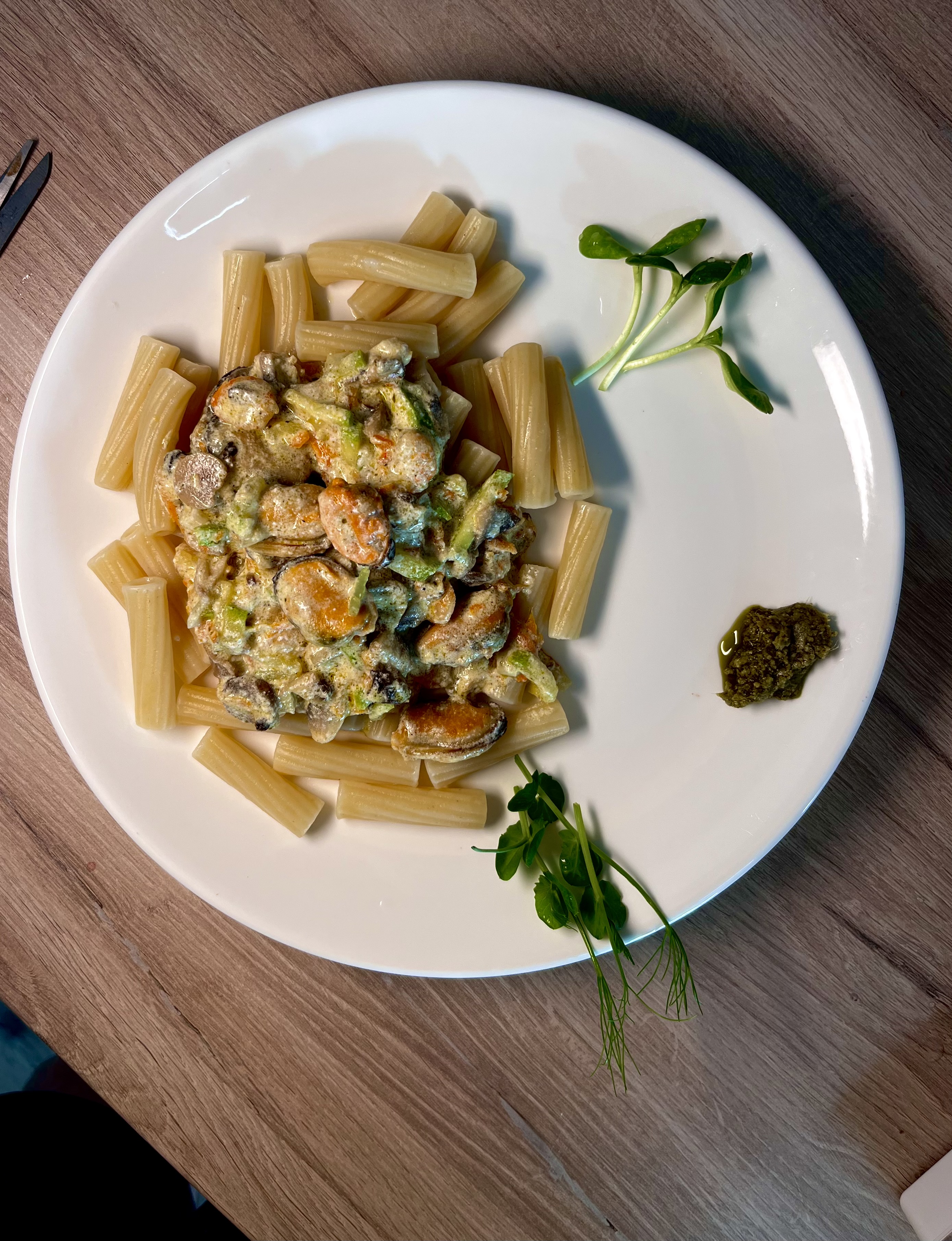 Как обычно, за 15-20 минут: основа для любой сливочной пасты с морепродуктами