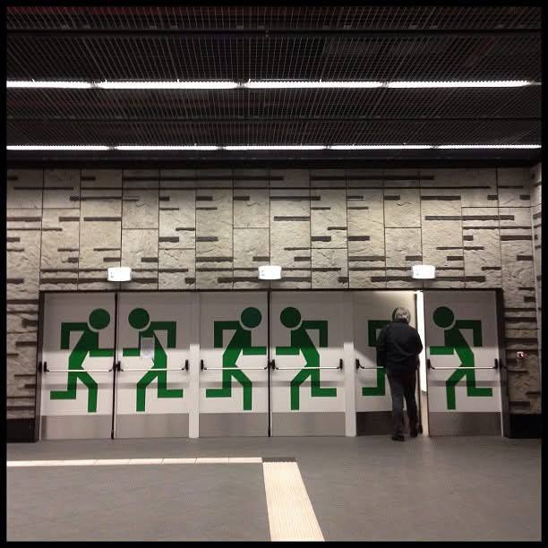 Мобильное фото: незнакомец в аэропорту Брюсселя