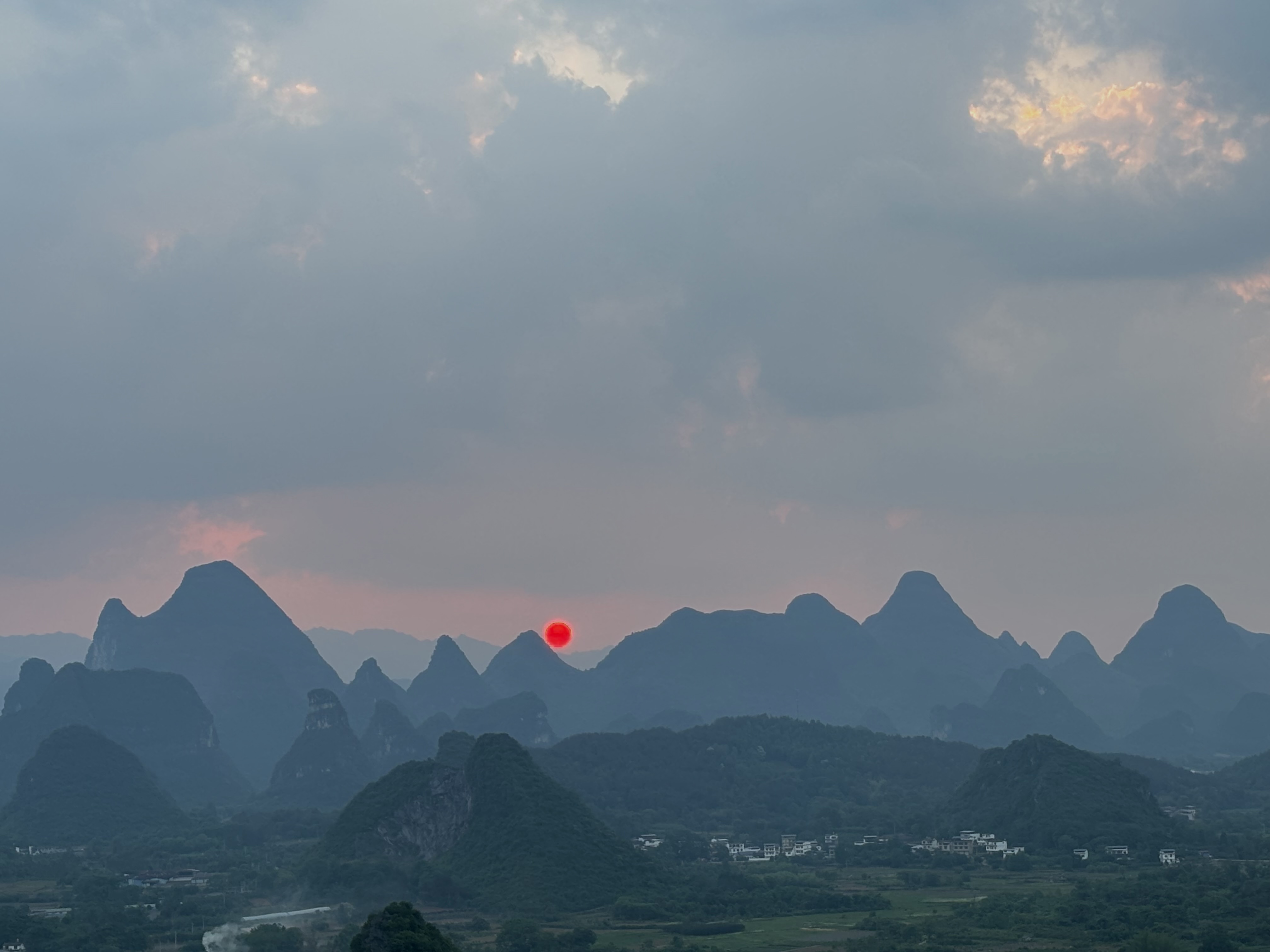 Фотоальбом: как мы любовались закатом в горах Яншо в Китае в мае 2025 года