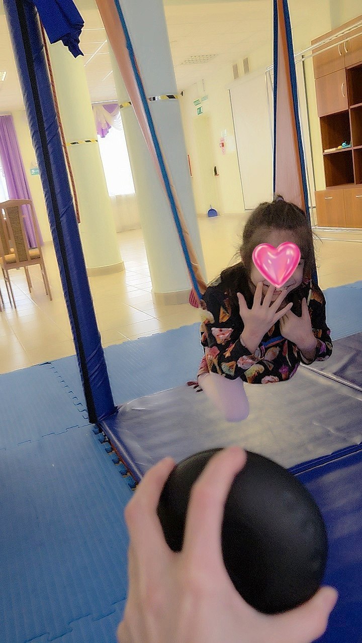 Фото с волонтерства: играю с детьми из дома социального обслуживания