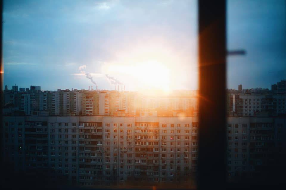 Съемка заката: вид из окна многоэтажки