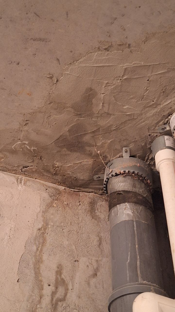 Что делать, если УК пытается возложить на меня вину в заливе соседки?