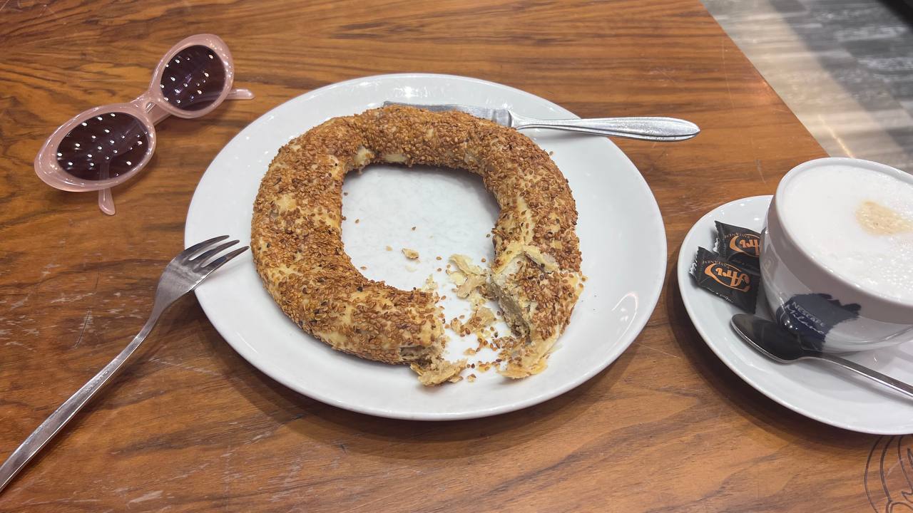 Что попробовать на завтрак в Турции: суджук, хлеб и картофель фри