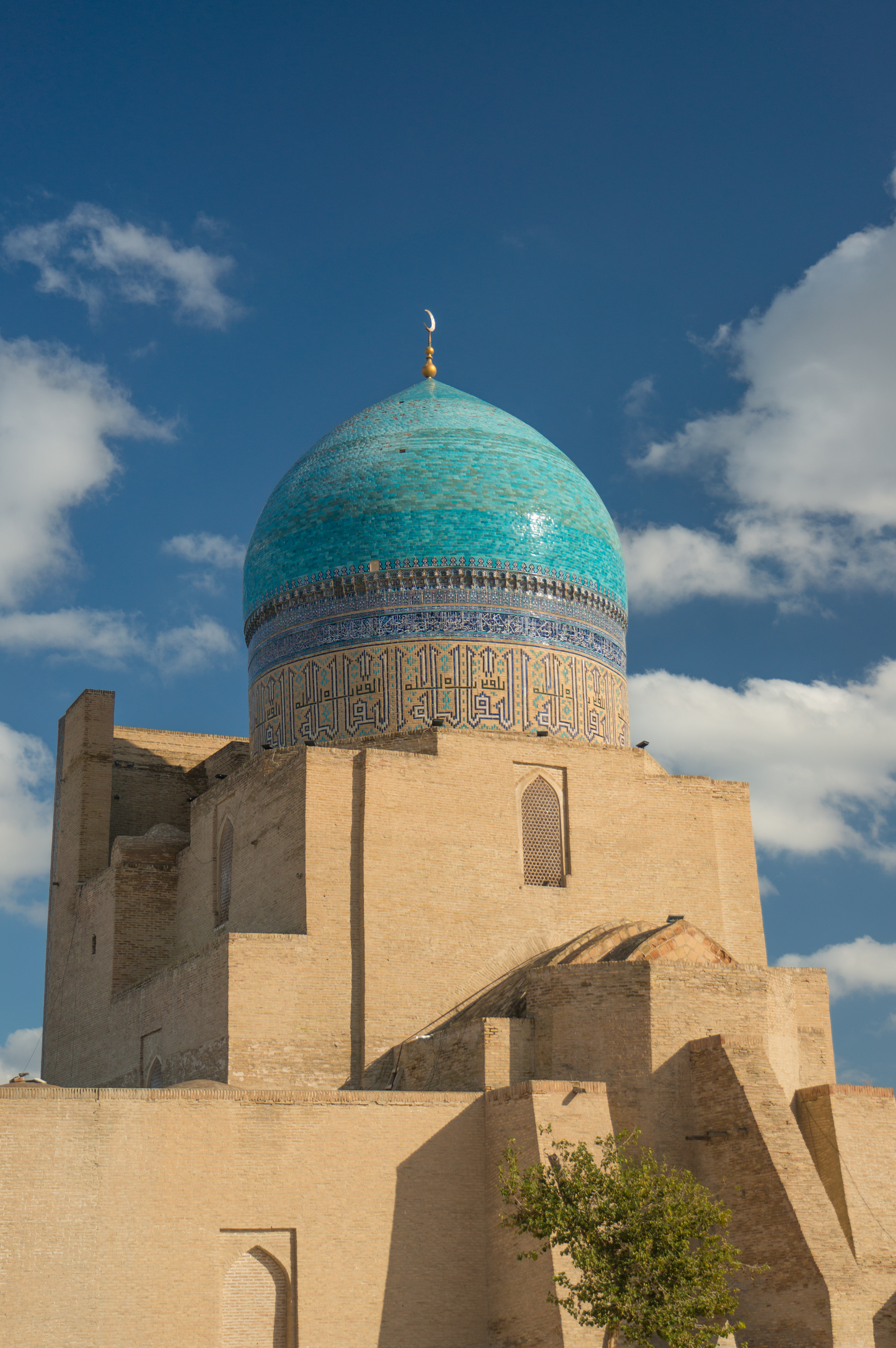 Цветы в начале ноября, улыбчивые люди и вкусная еда: чем нас покорил Узбекистан