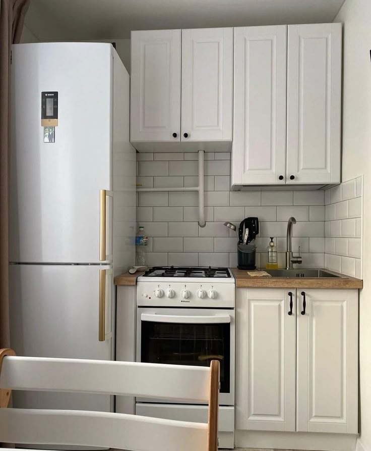 Куда поставить холодильник в хрущевке: 5 умных решений для маленькой кухни