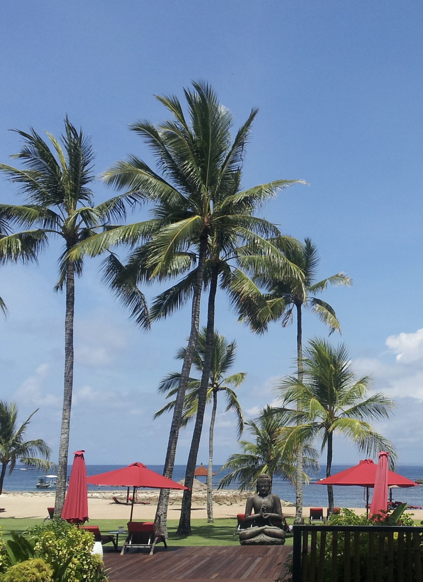 Мобильное фото: Будда, пальмы, океан