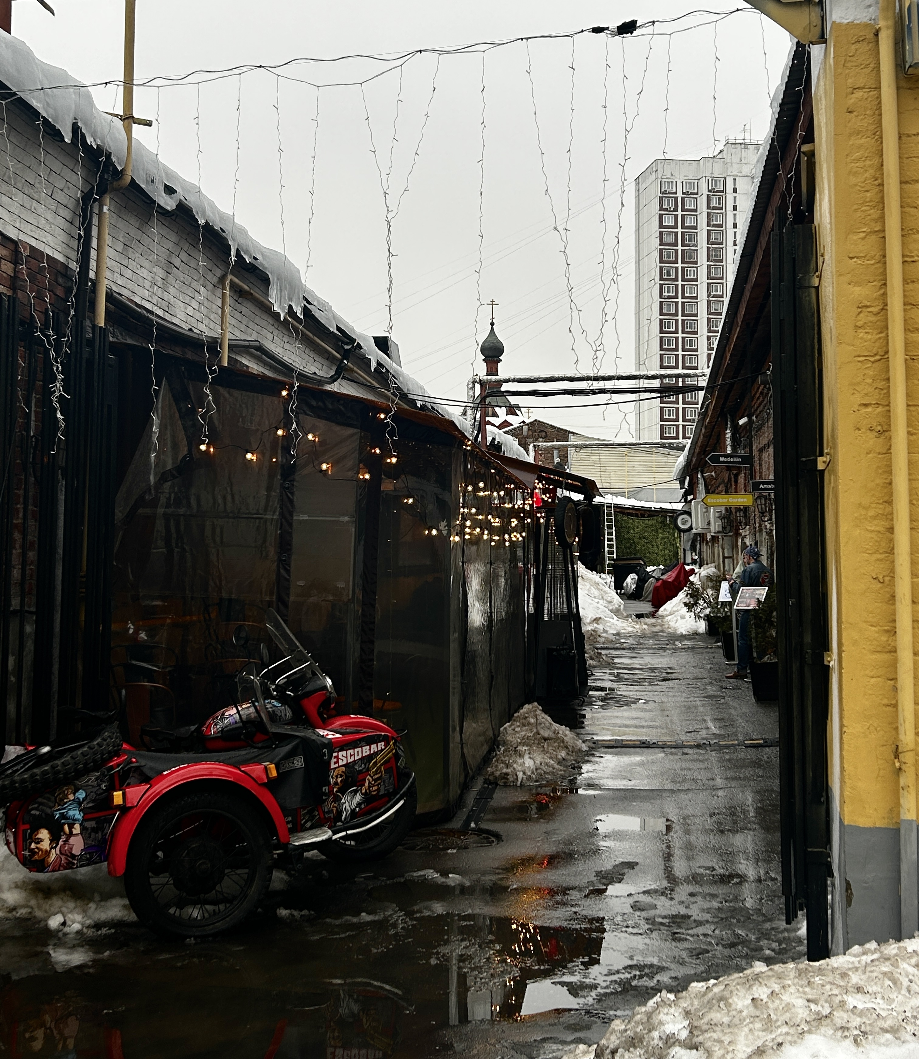 Мобильное фото: необычный городской пейзаж с церковью