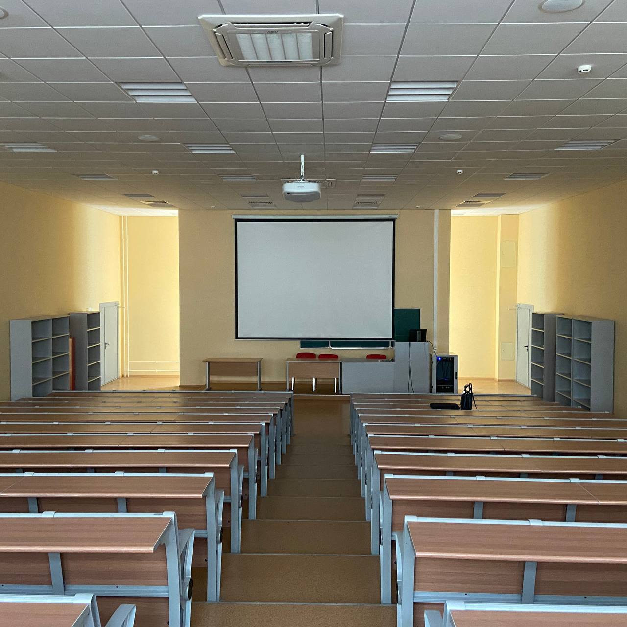 Я училась в Финансовом университете на менеджера и теперь работаю по специальности
