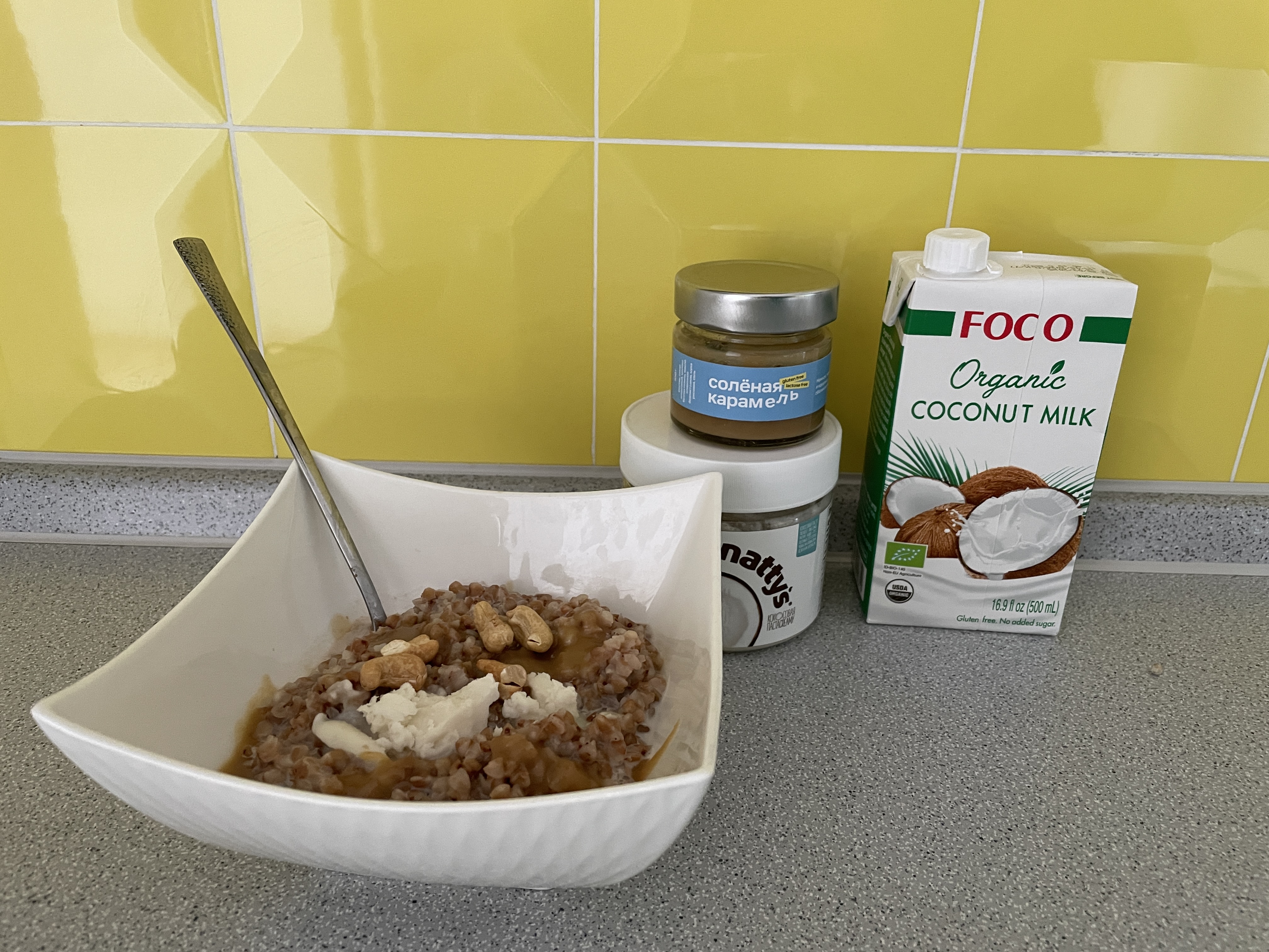 Мой завтрак: гречневая каша на кокосовых сливках с пп-карамелью и кешью