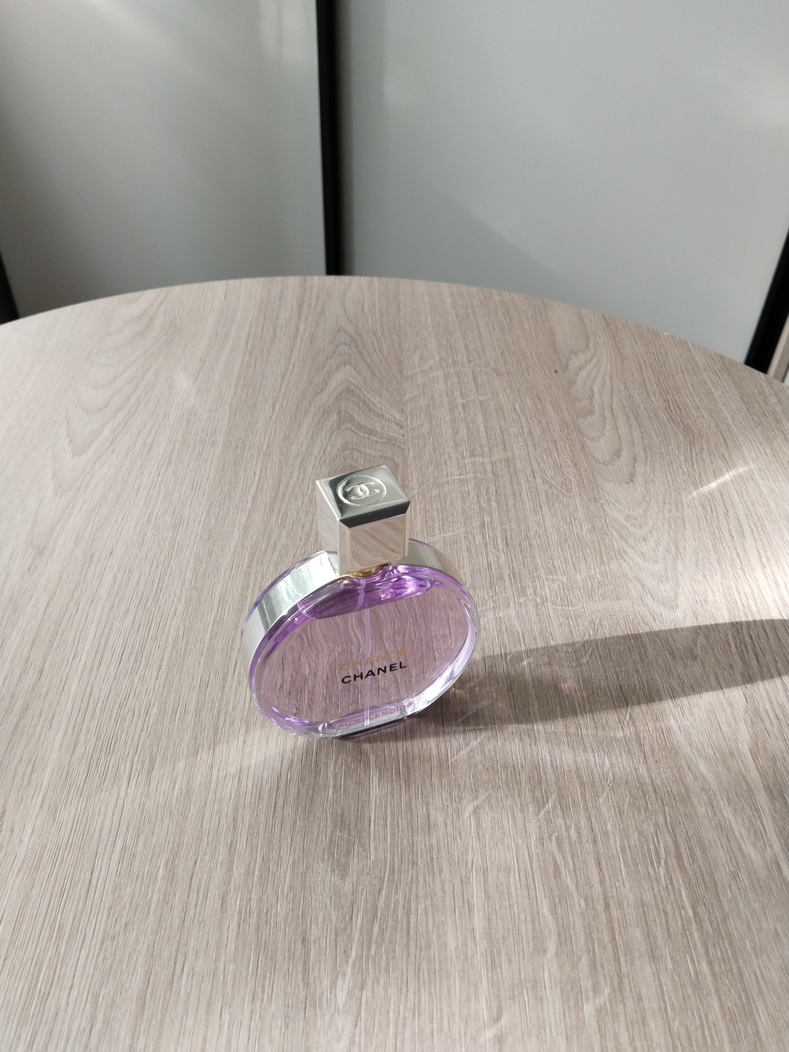 Рекомендую парфюм Chance Eau Splendide Chanel, который пахнет сладкой свежестью