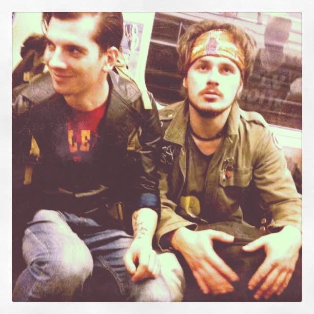 Мобильное фото: случайные люди, заснятые на древний 3GS