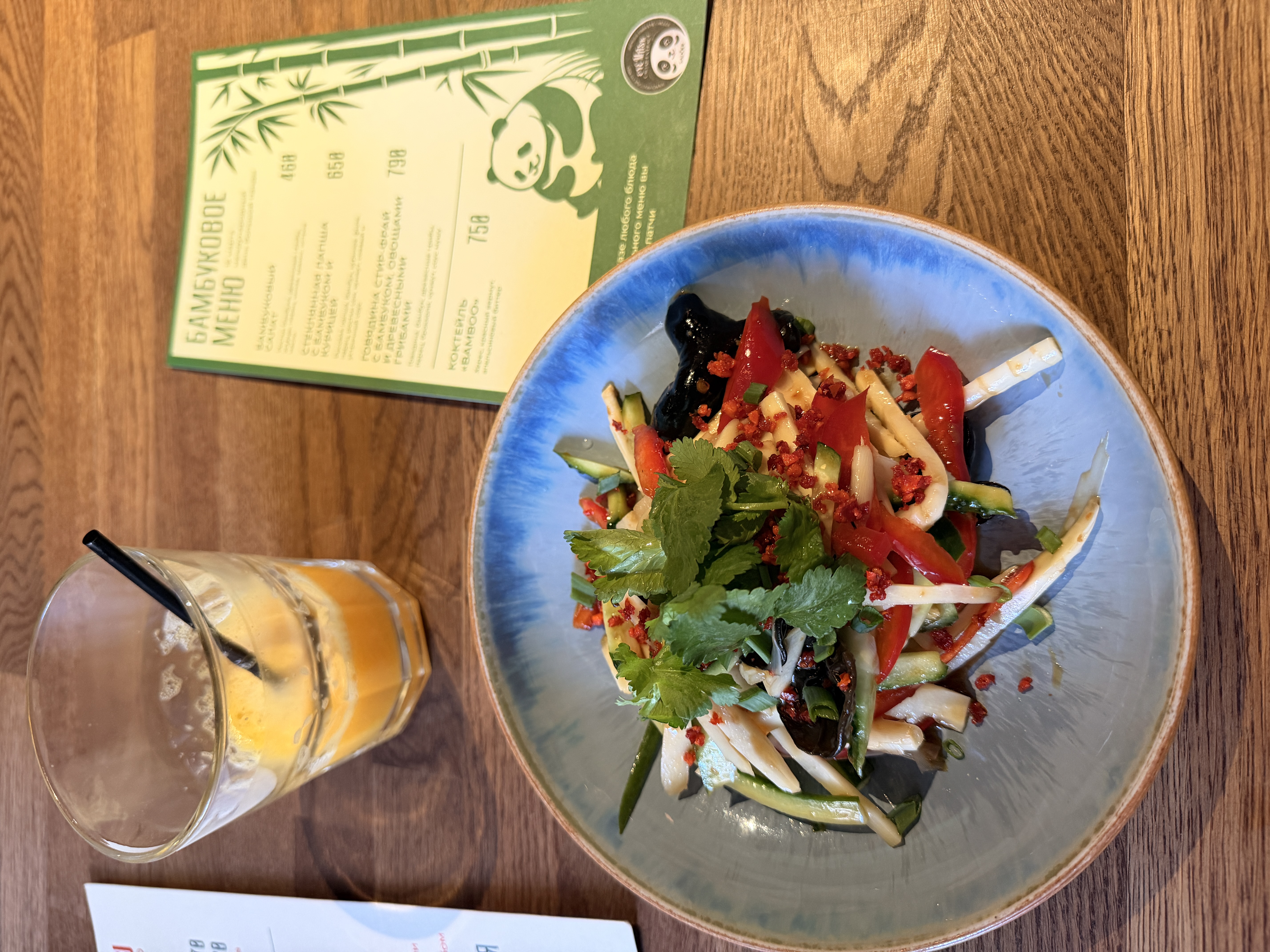 Мой обед на работе: бамбуковый салат и бао с угрем