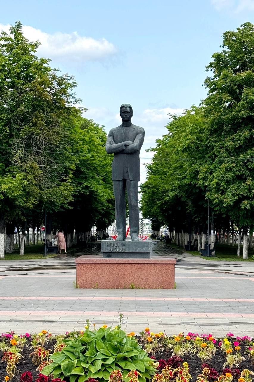 Съемка улицы: памятник у аллеи