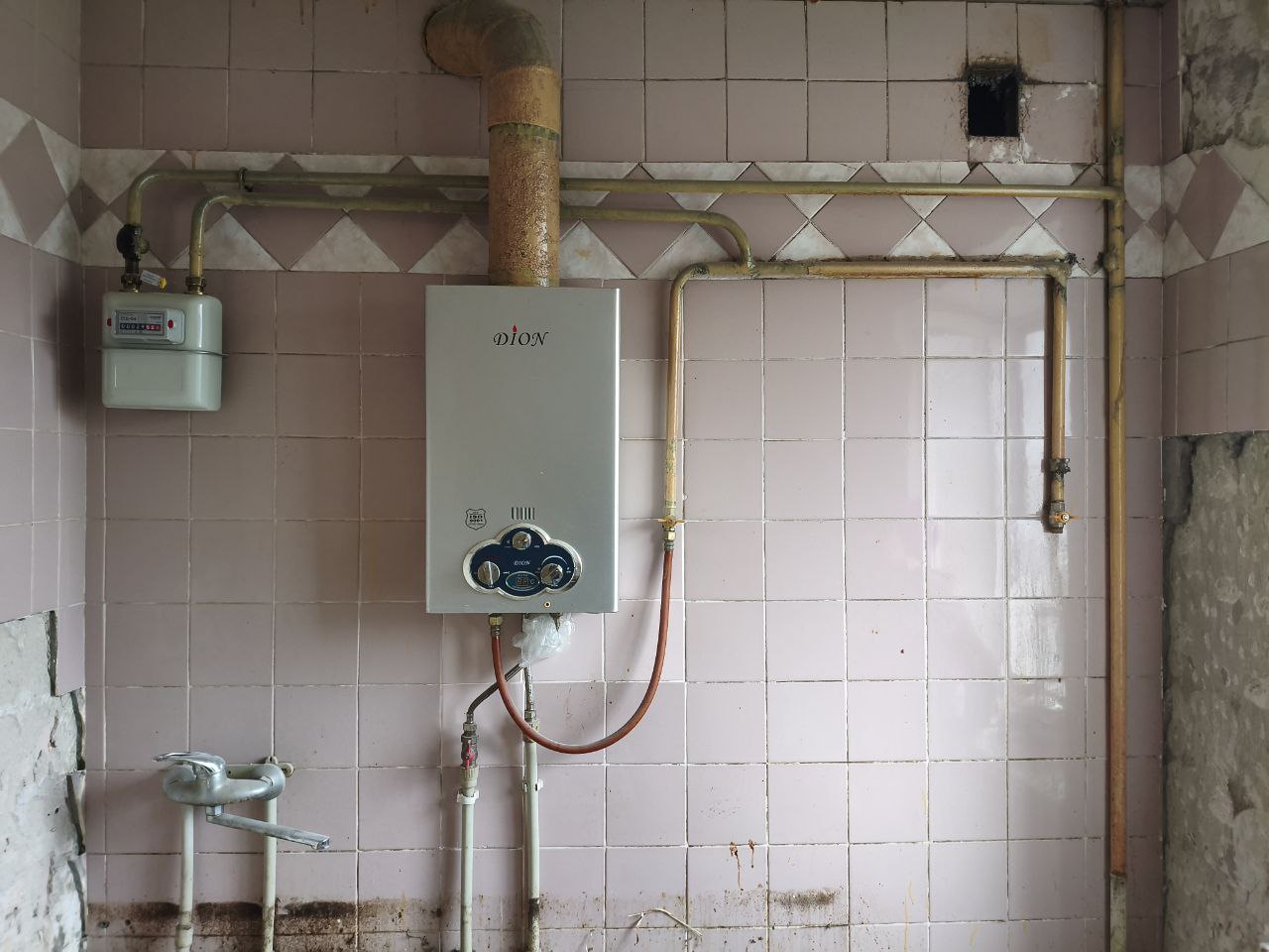 Вопрос дизайнеру: как разместить газовые коммуникации в хрущевке?