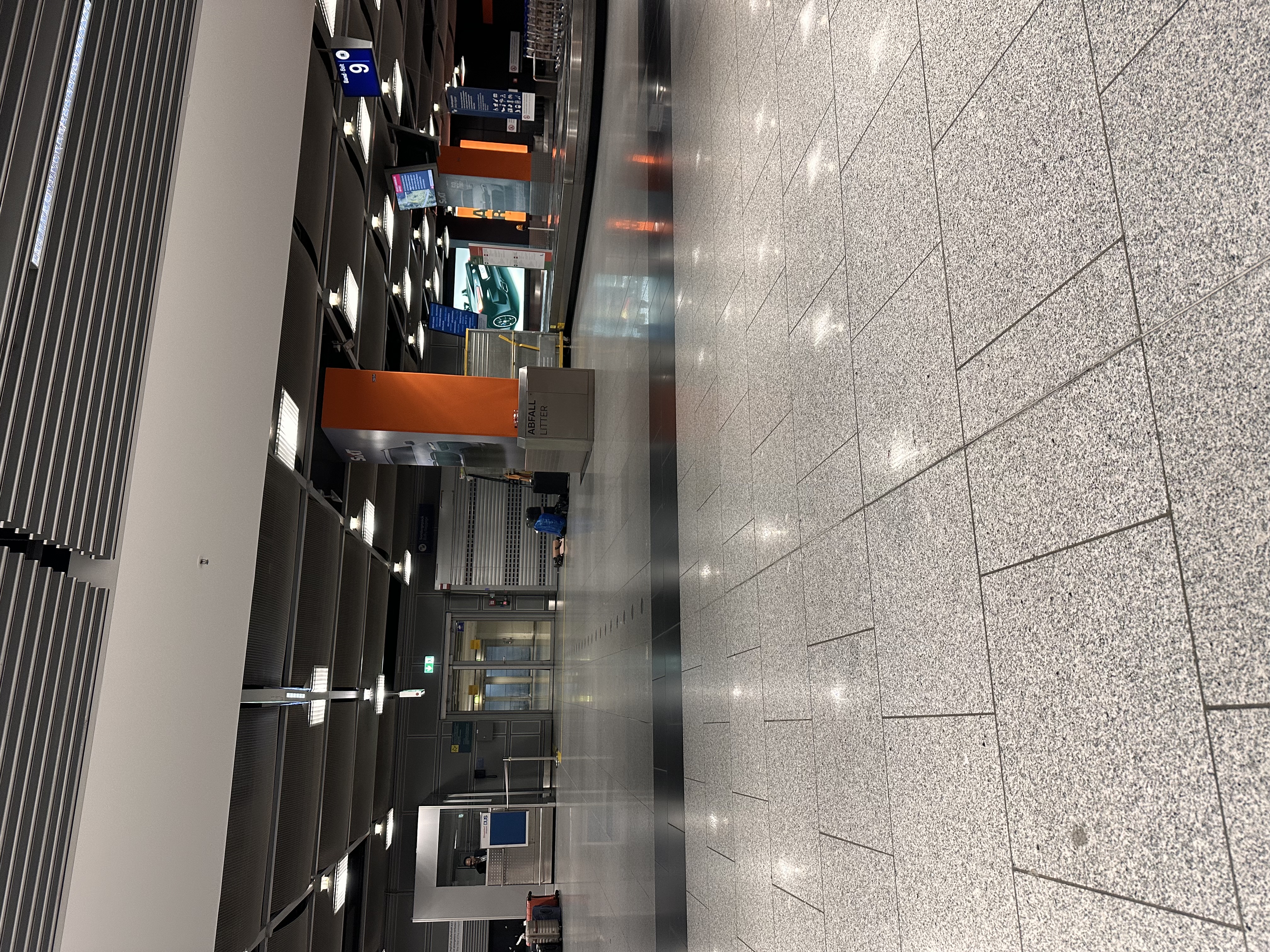 Огромные очереди и грубость сотрудников: чем меня разочаровал аэропорт Дюссельдорфа