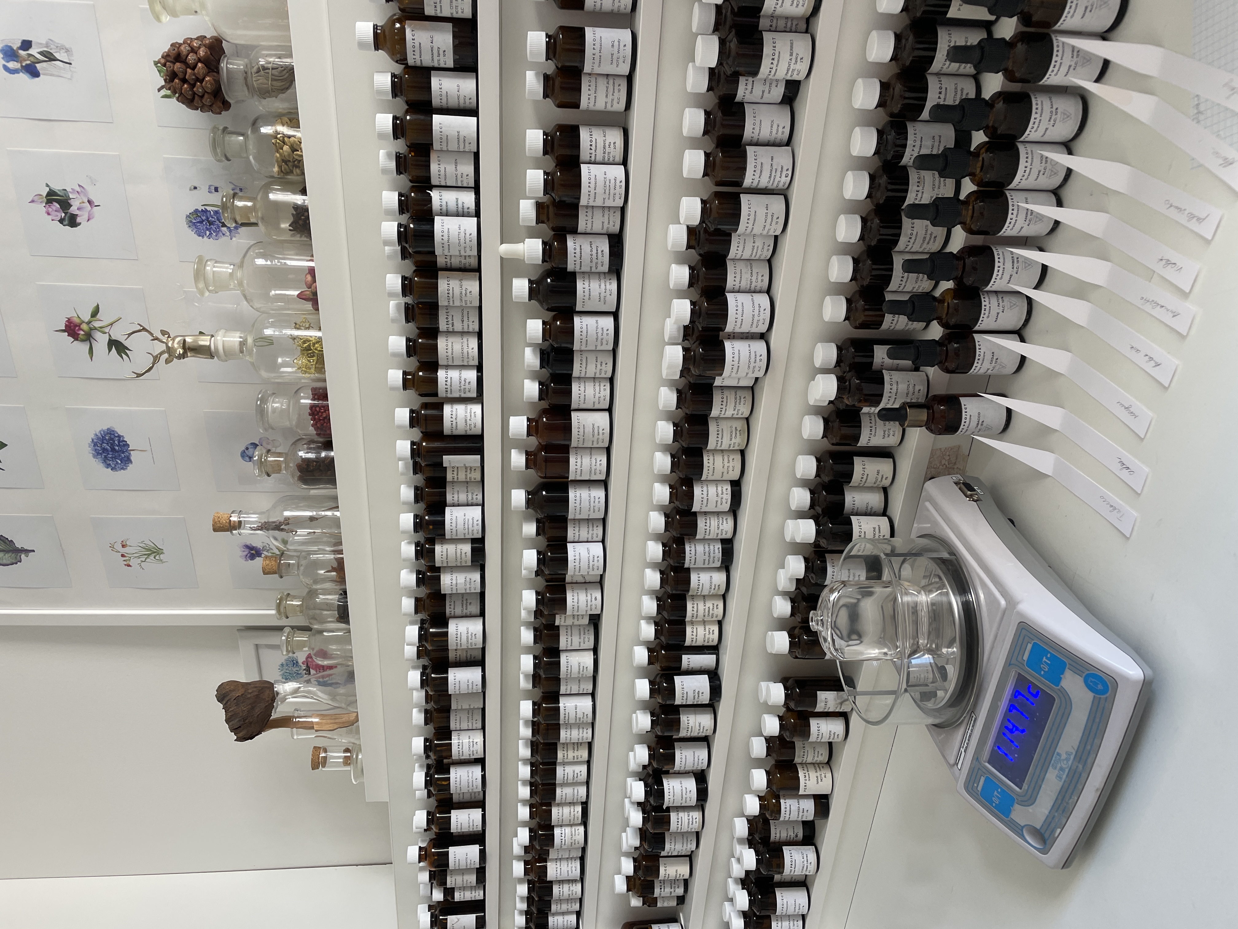 Рабочее место: орган парфюмера в лаборатории индивидуальных созданий