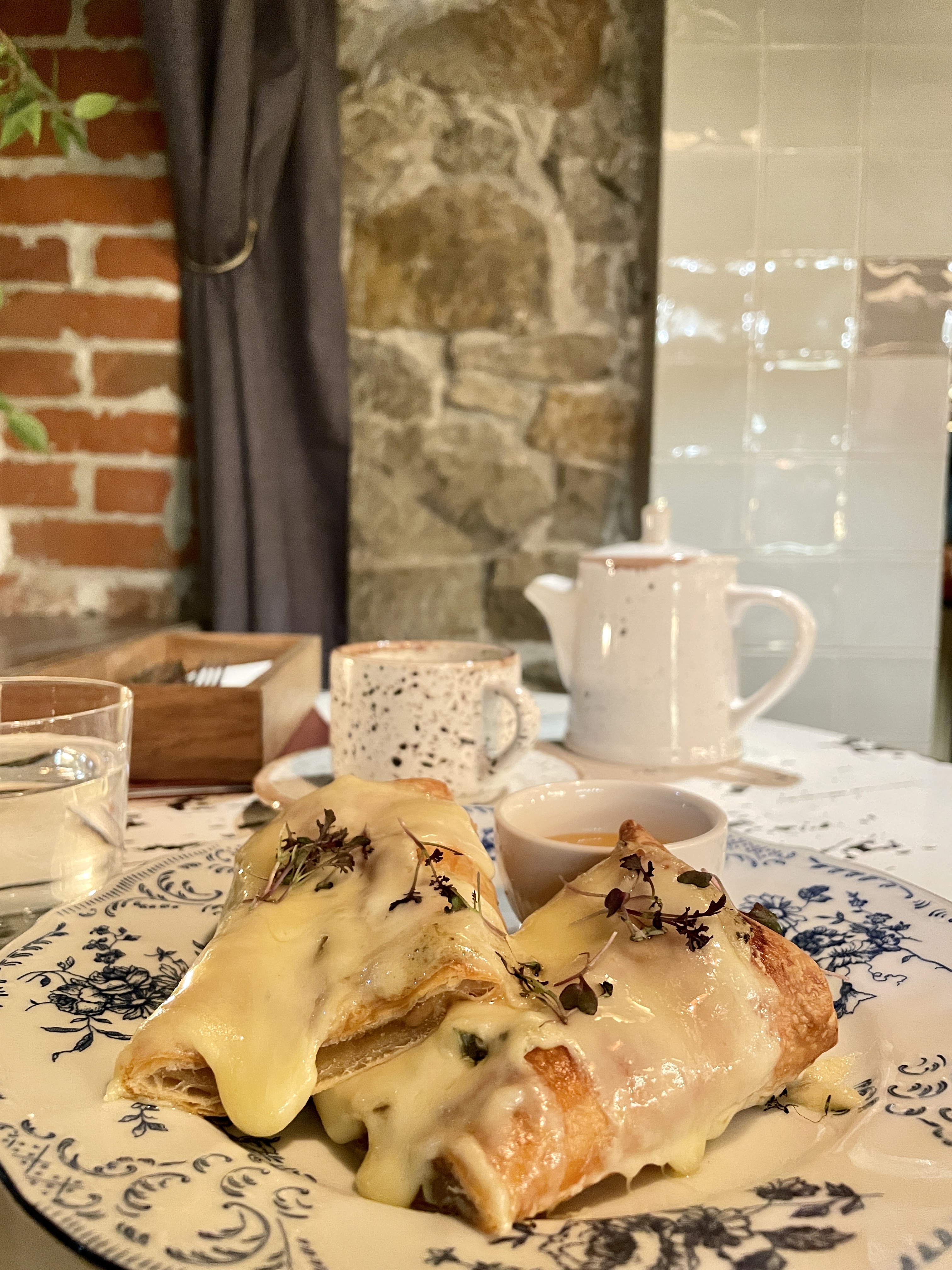 Попробуйте это: штрудель с грушей, голубым сыром и халуми в винном баре Ruby в Новосибирске