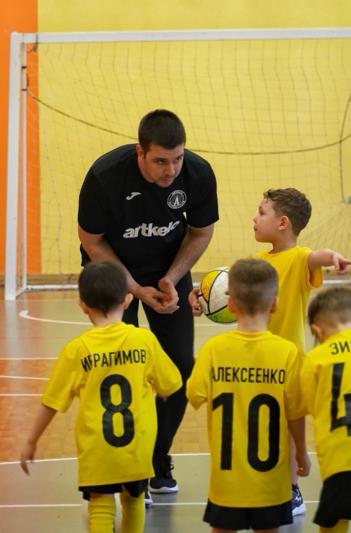 Первые шаги к мячу: как мы знакомим с футболом самых маленьких