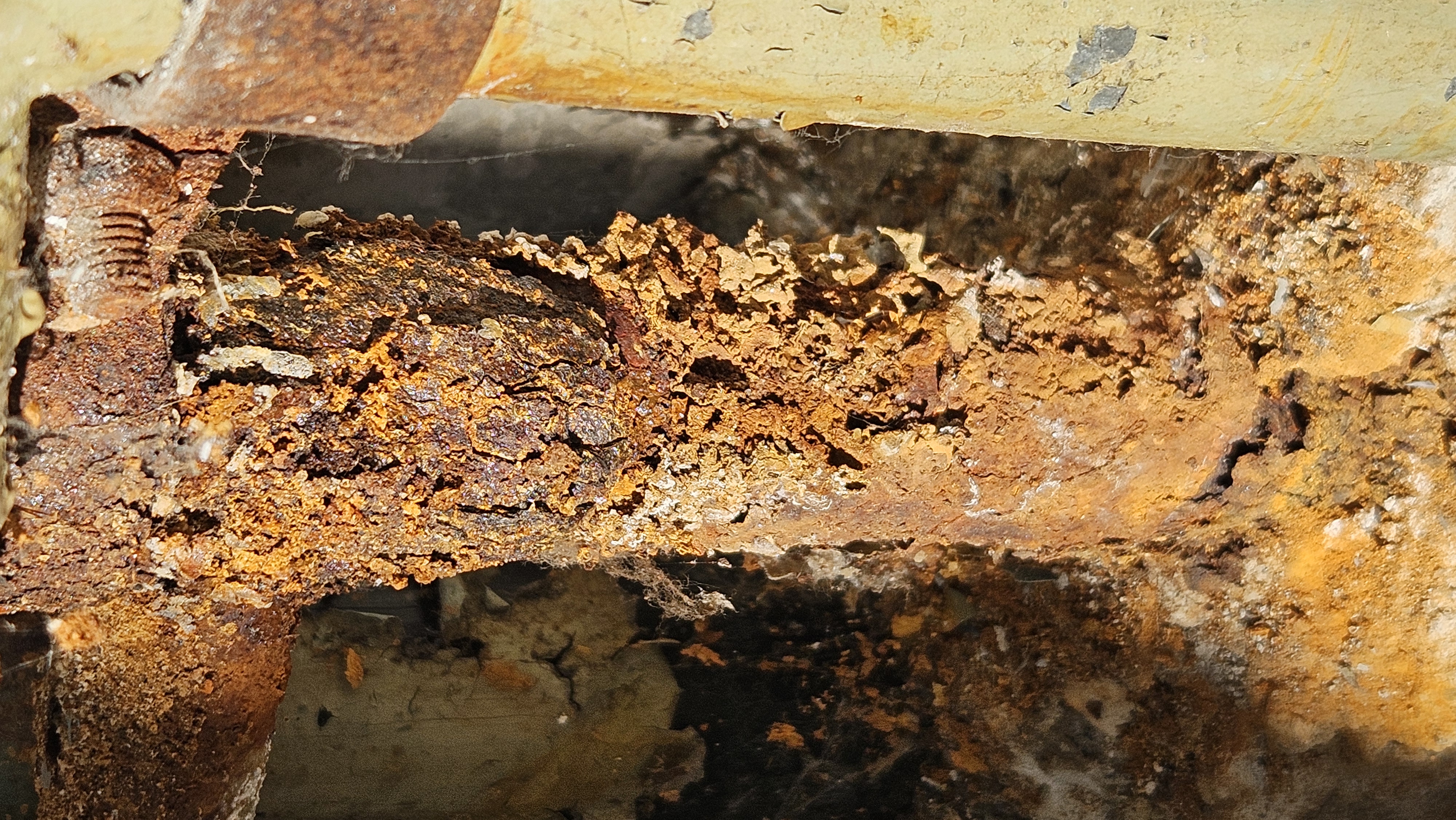 Как через УК заменить старые трубы в квартире?