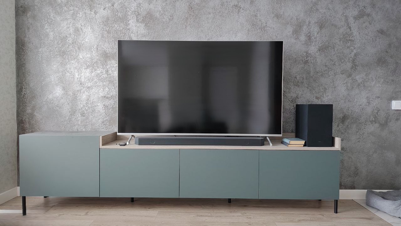 Вопрос о дизайне: что поставить на тумбе рядом с телевизором?