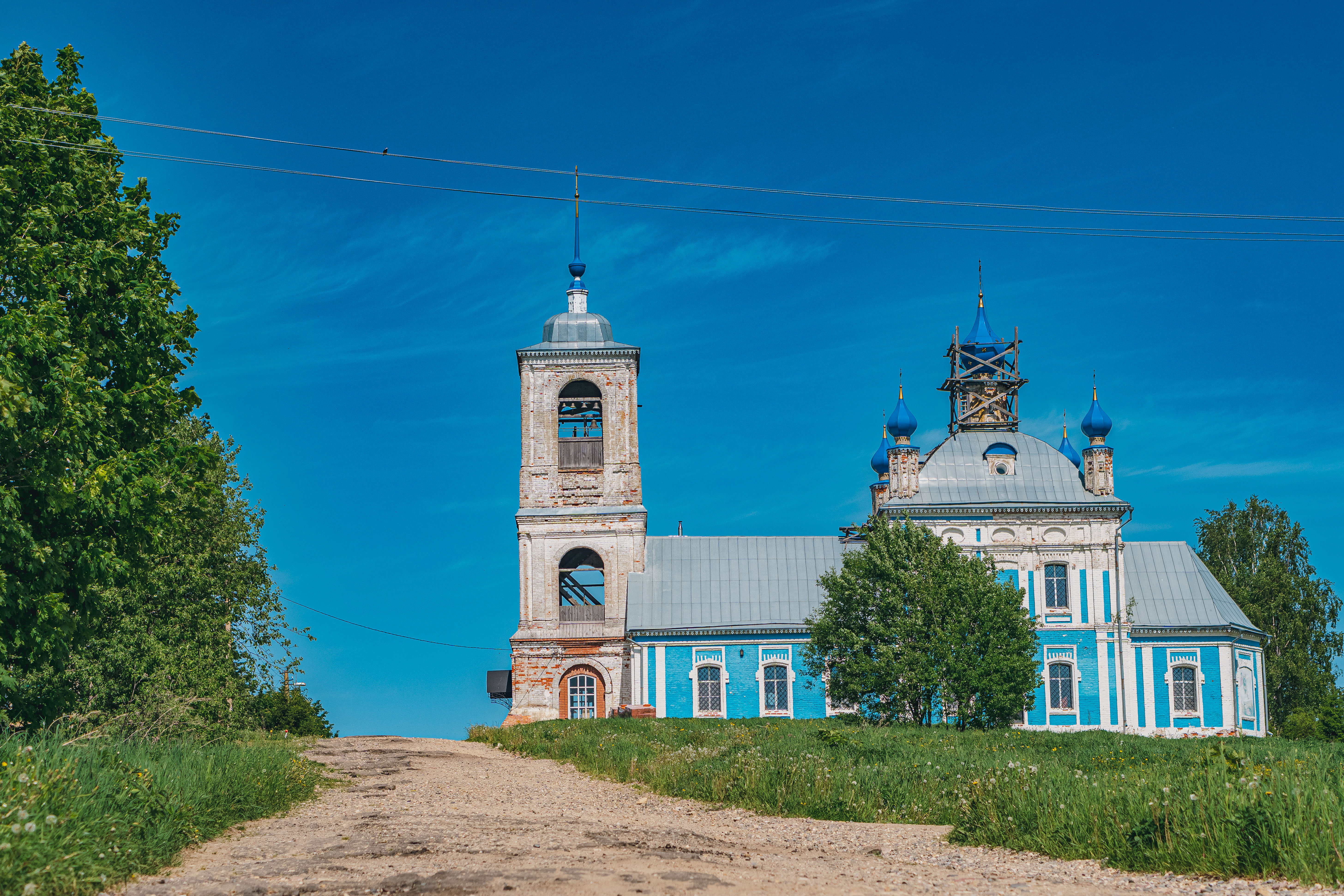 Съемка дороги: пыльная деревенская