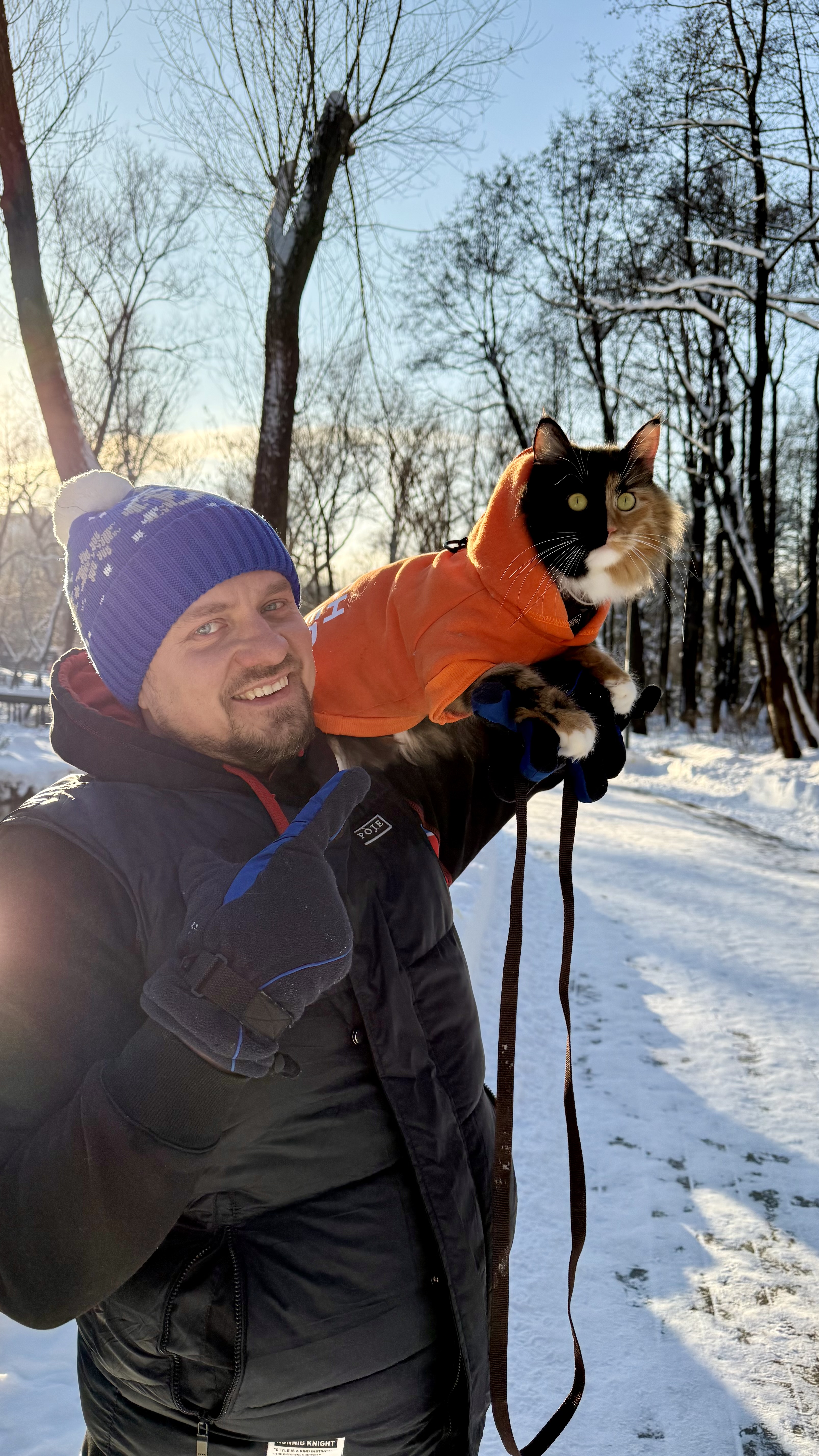 Фото питомца: кошка Луна на прогулке в парке зимой